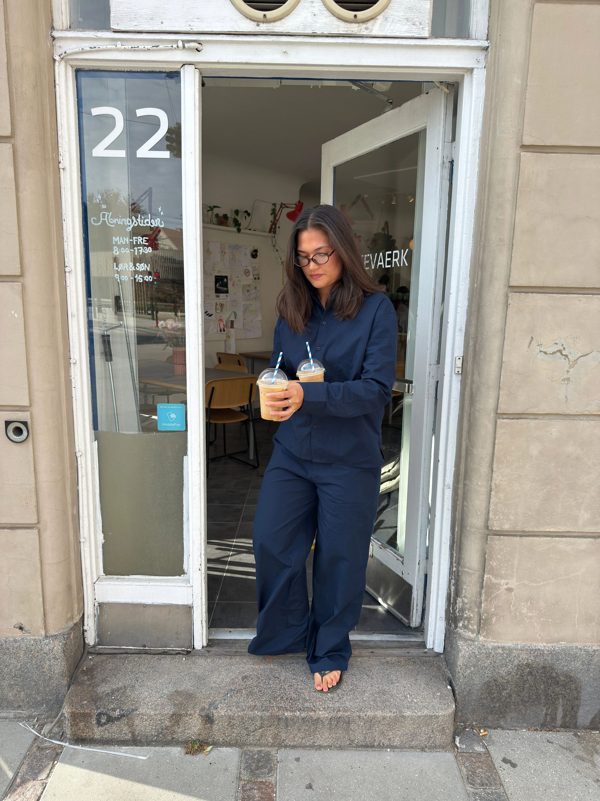 Katja is 170 cm tall and wears size M. 