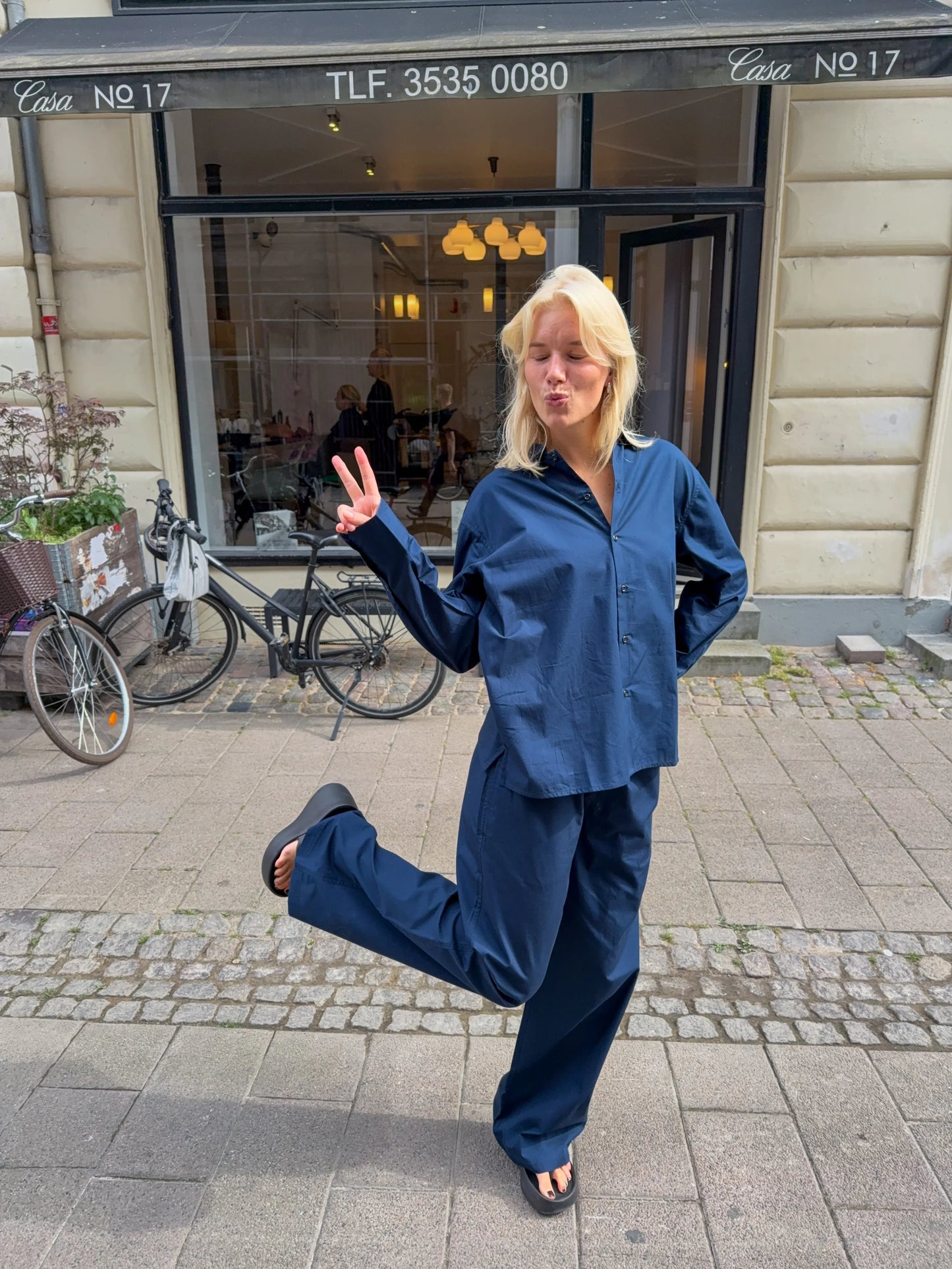 Sofie is 170 cm tall and wears size M. 