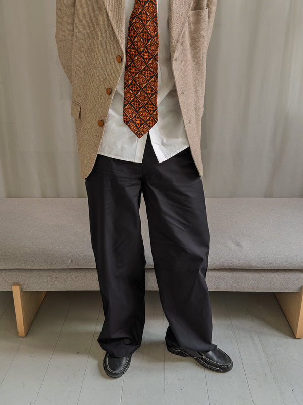 Oliver is 185 cm tall and wears size L. | black