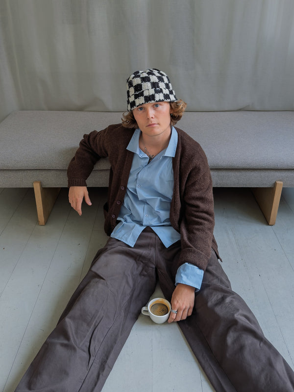 Oliver is 185 cm tall and wears size L. | light blue