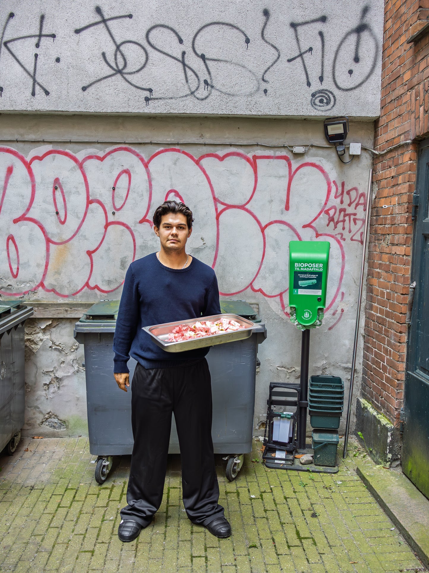 Emil is 186 cm tall and wears size XL. | black