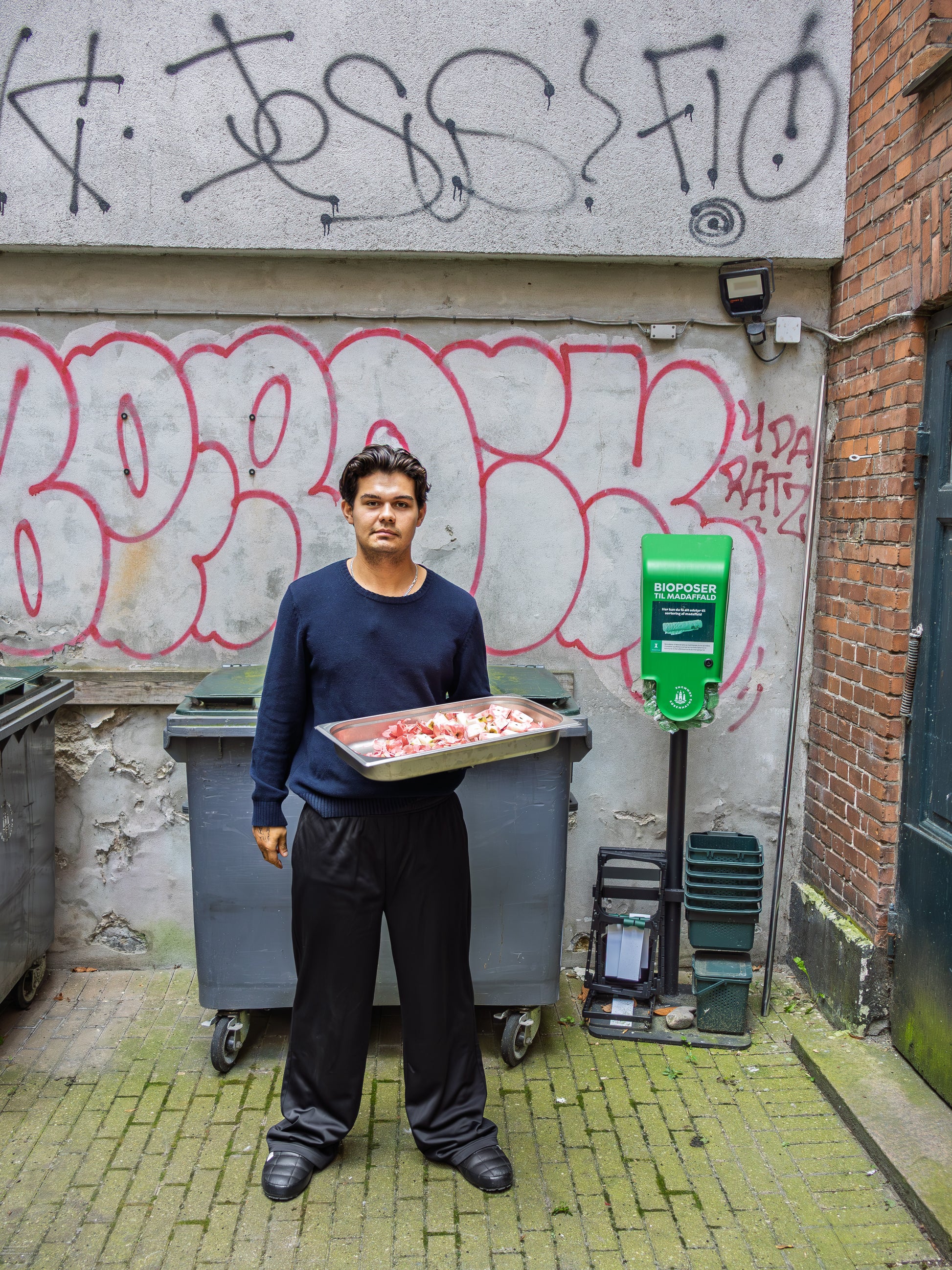 Emil is 186 cm tall and wears size XL. | black