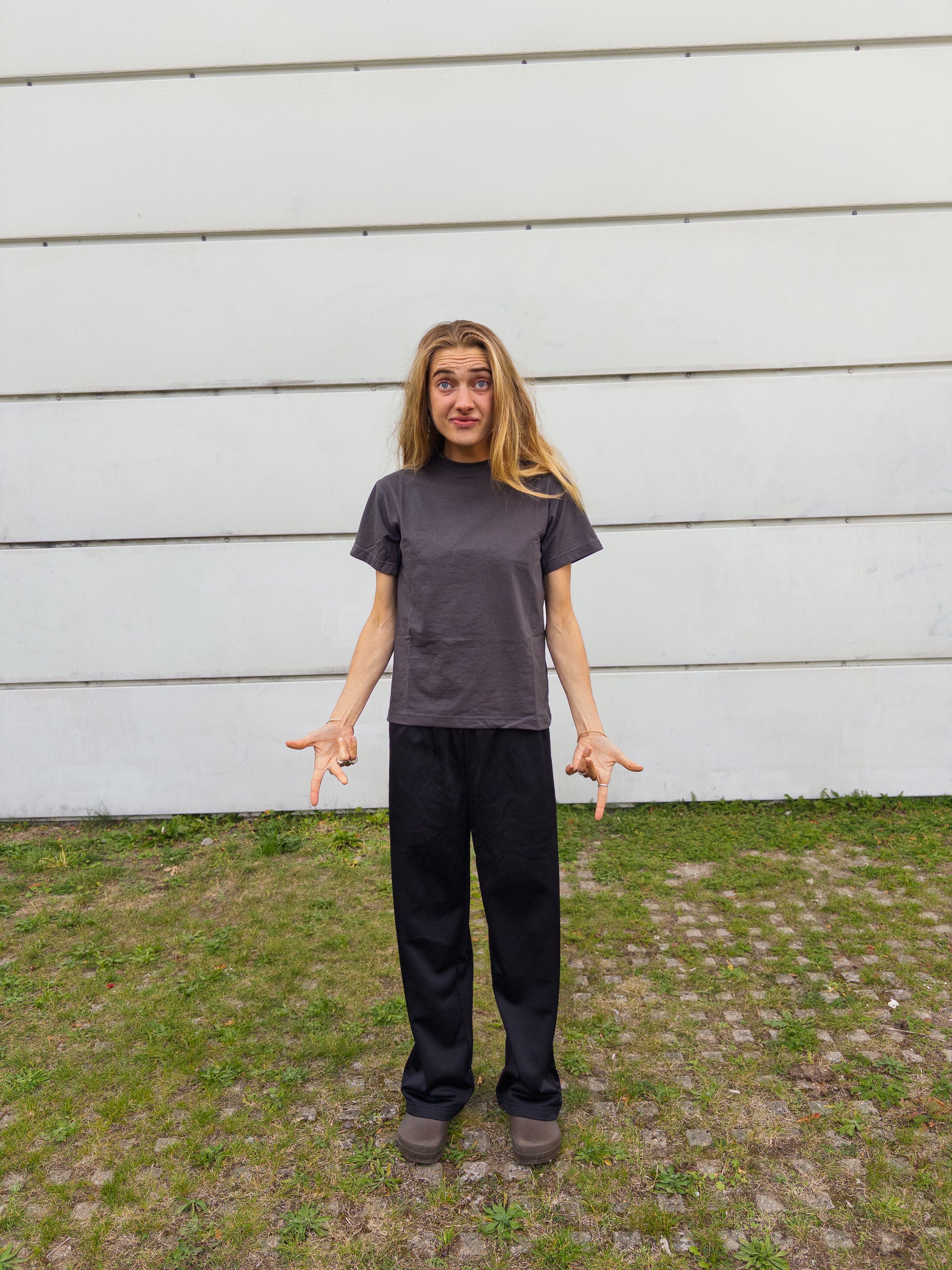 Alma is 174 cm tall and wears size M. | dark grey