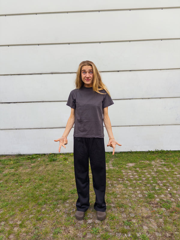 Alma is 174 cm tall and wears size M. | dark grey