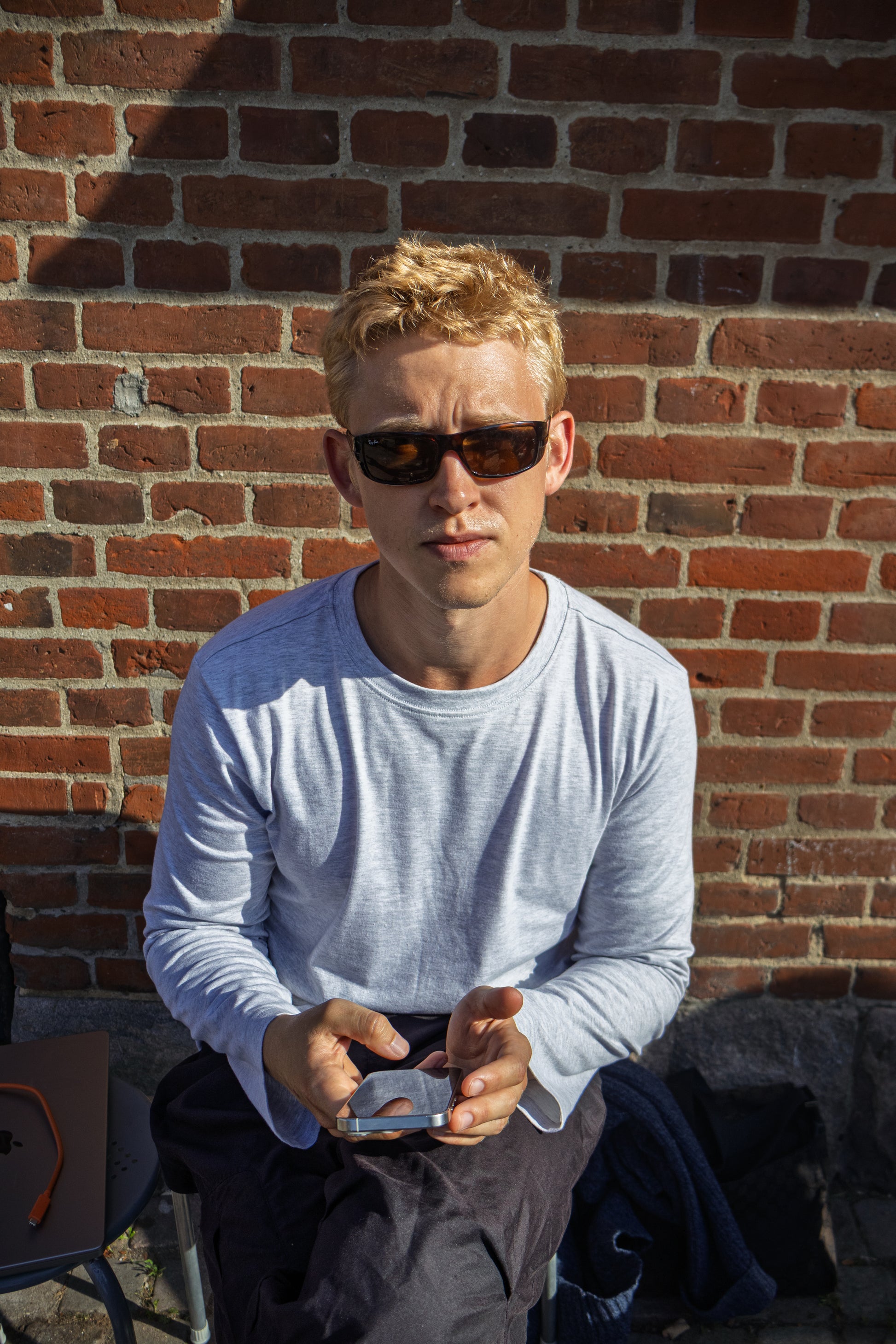 Peter is 188 cm tall and wears size XL. | grey