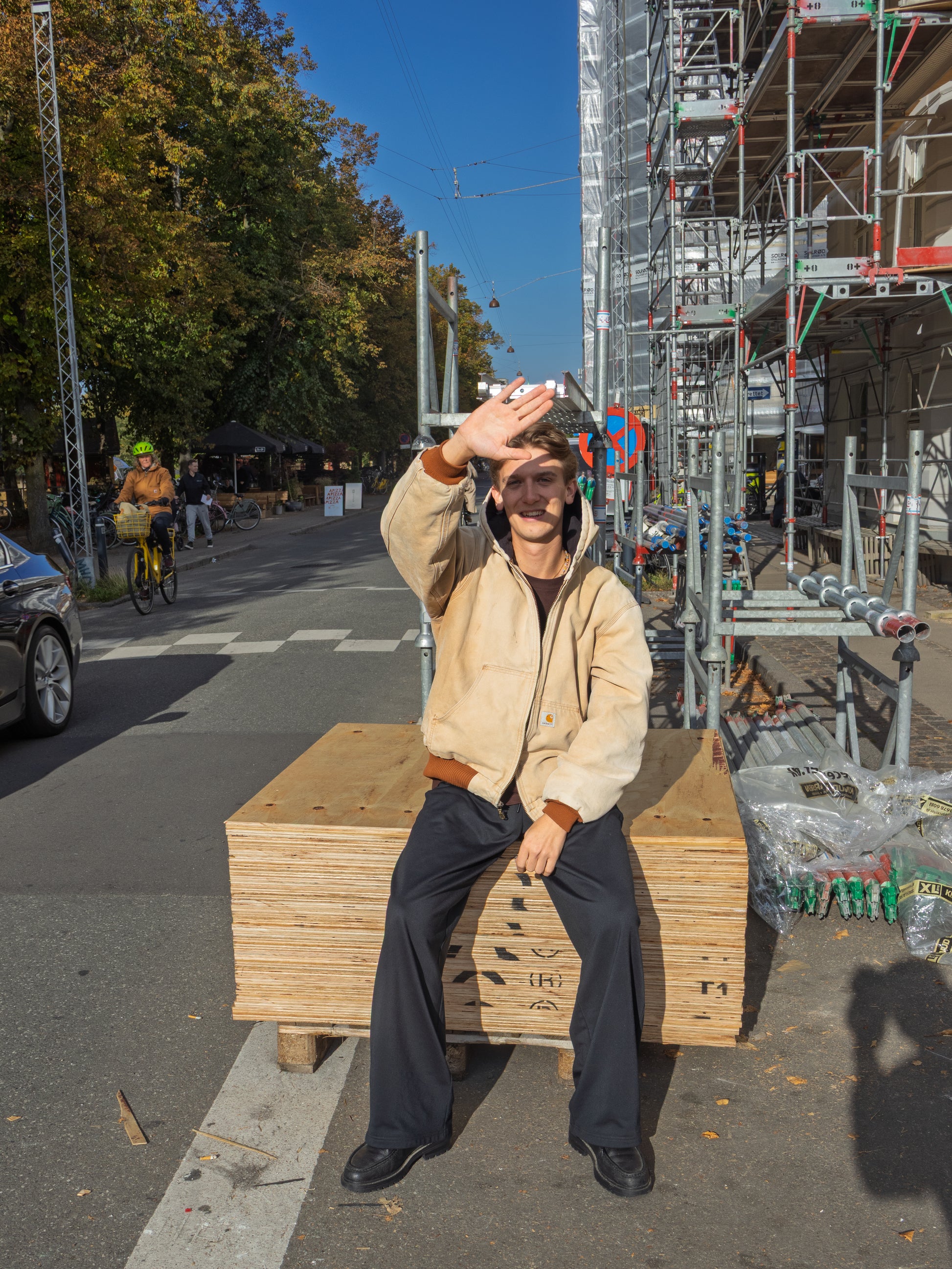 August is 185 cm tall and wears size XL. | black