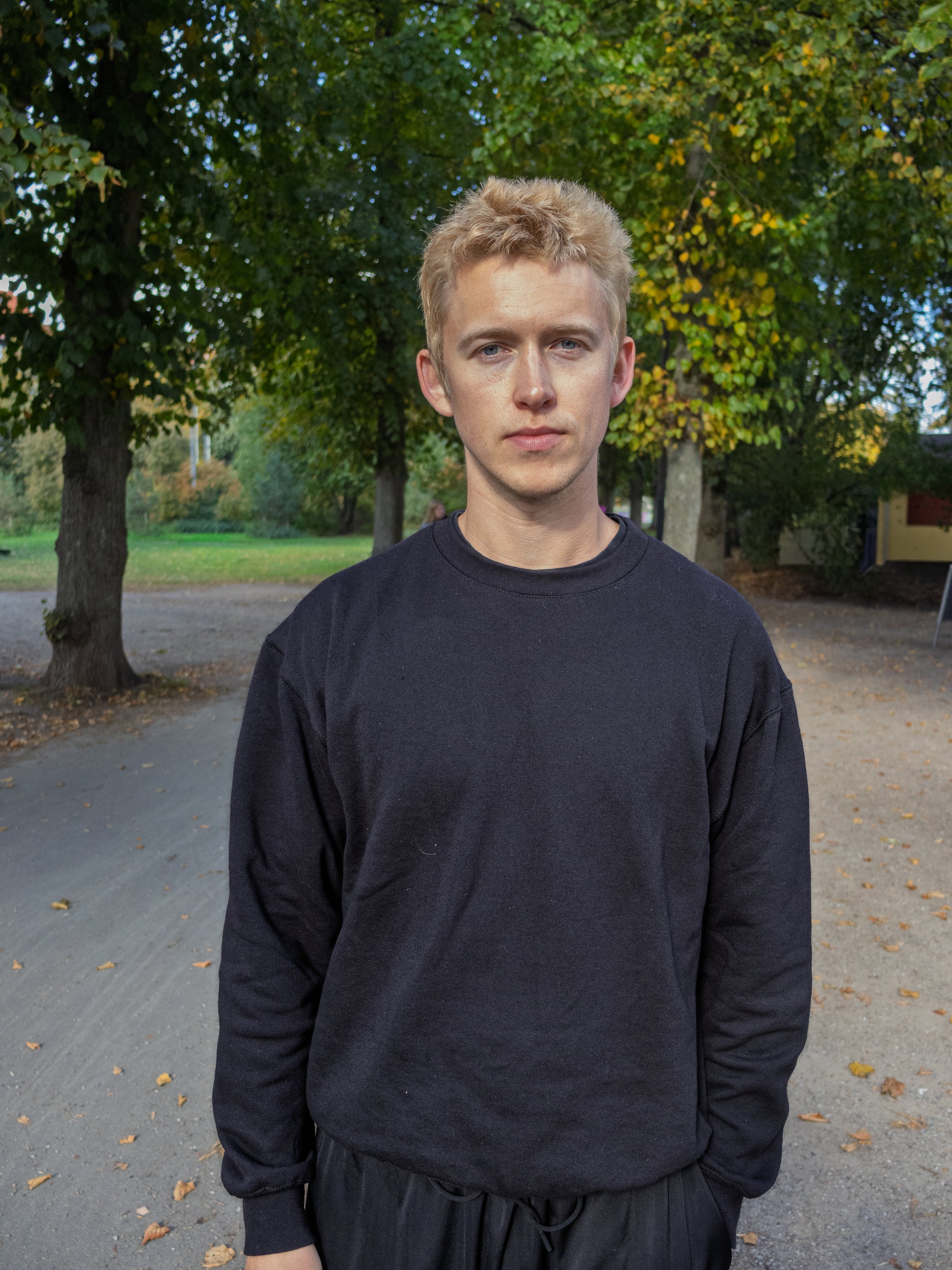 Peter is 188 cm tall and wears size XL. | black