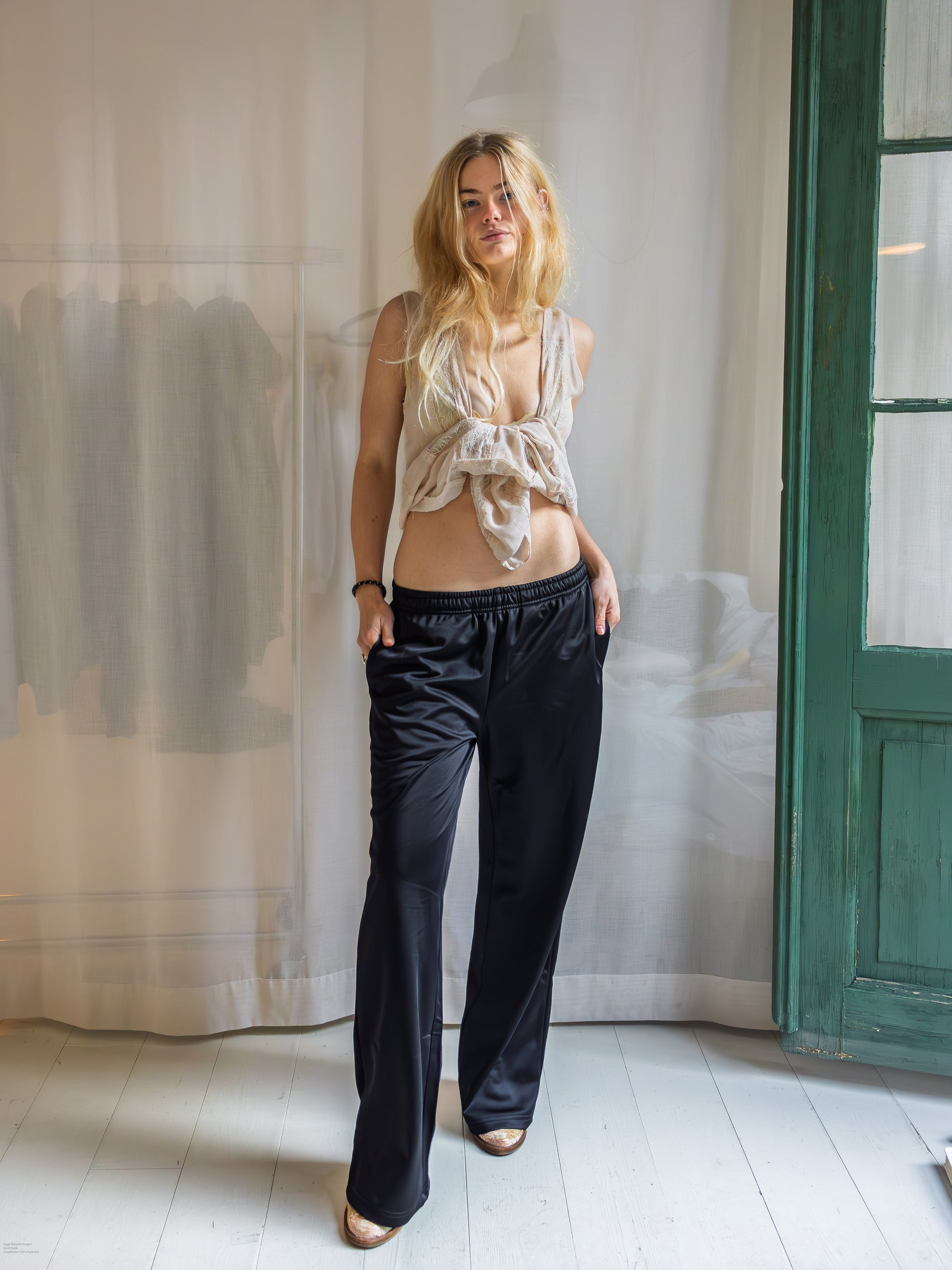 Sophia is 175 cm tall and wears size M. | black