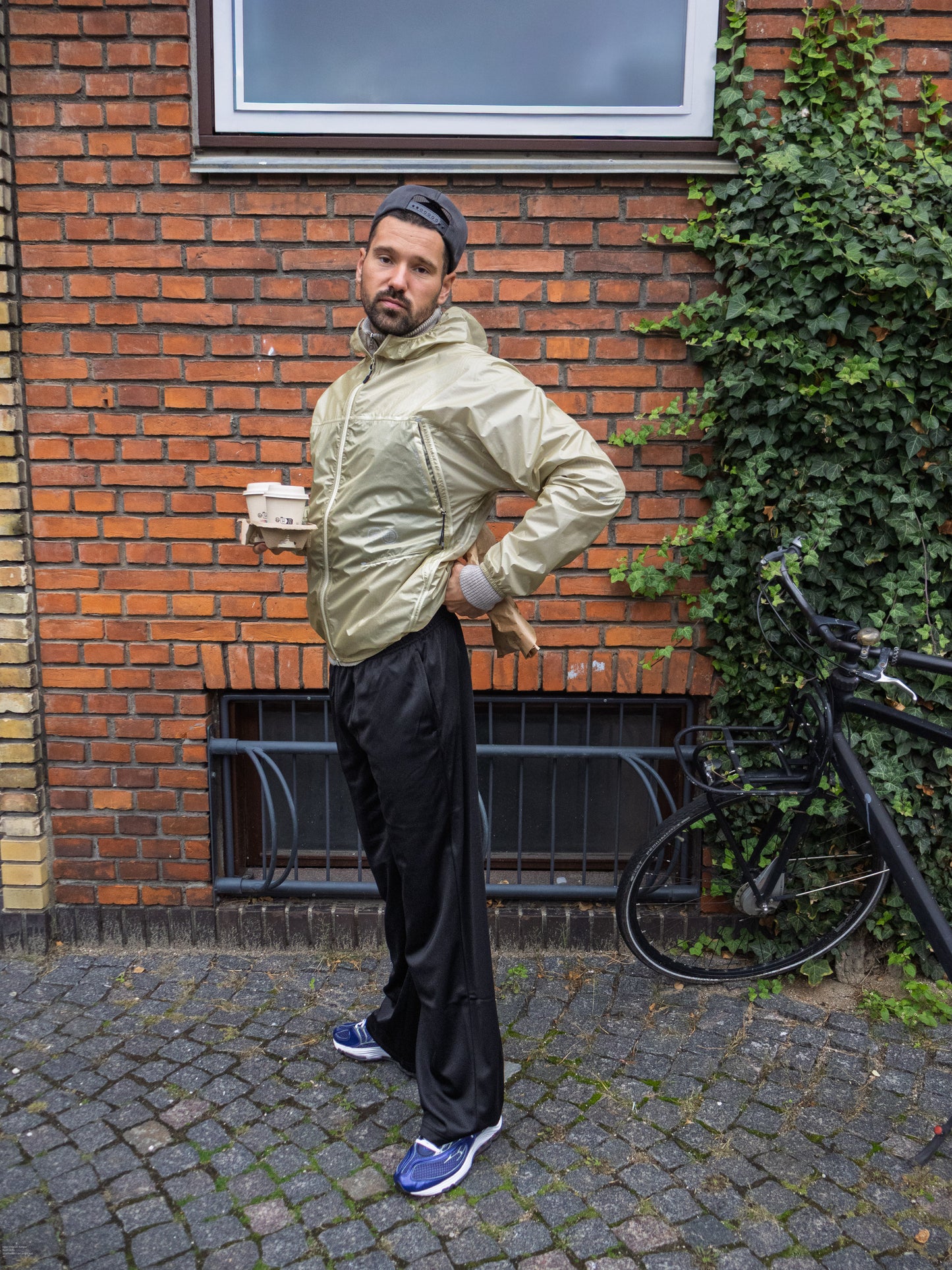 Andreas is 188 cm tall and wears size L. | black