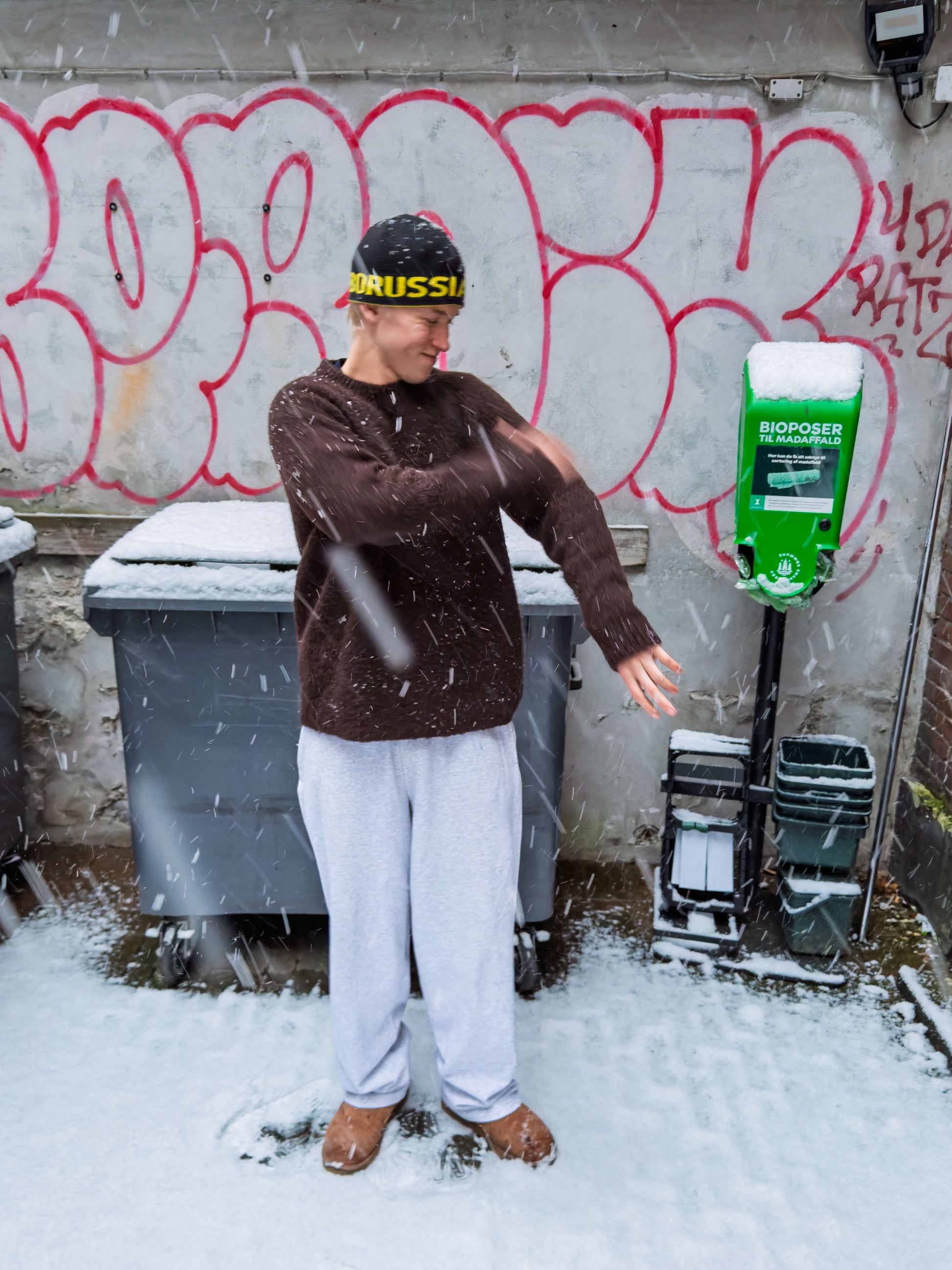 Peter is 188 cm tall and wears size XL. | grey