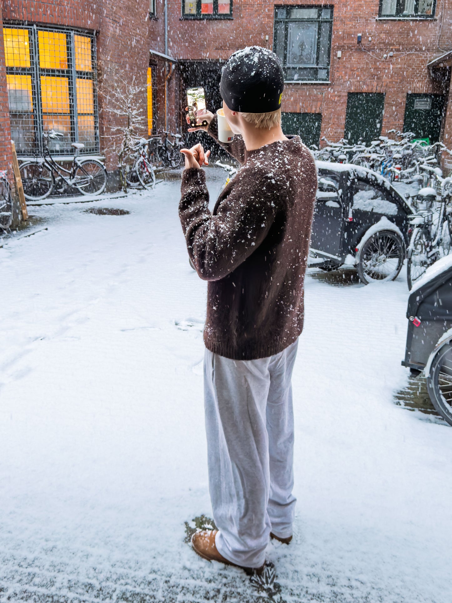 Peter is 188 cm tall and wears size XL. | grey