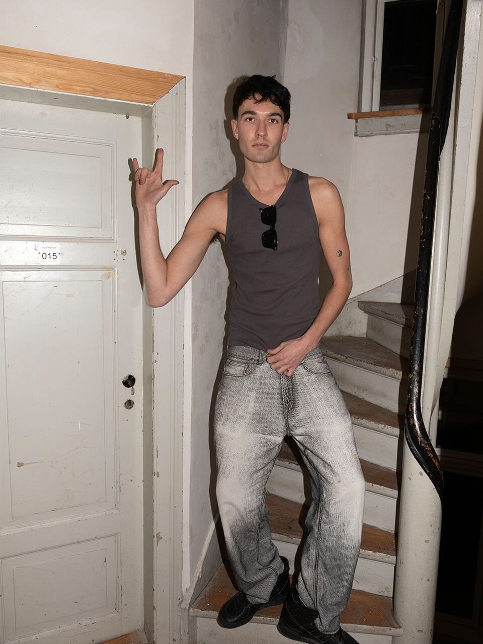 Hugo is 197 cm tall and wears size L.