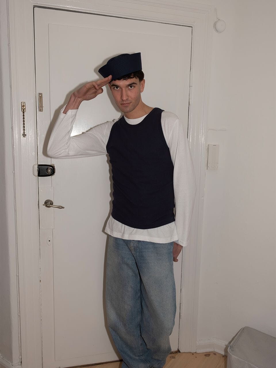 Hugo is 197 cm tall and wears size S. 