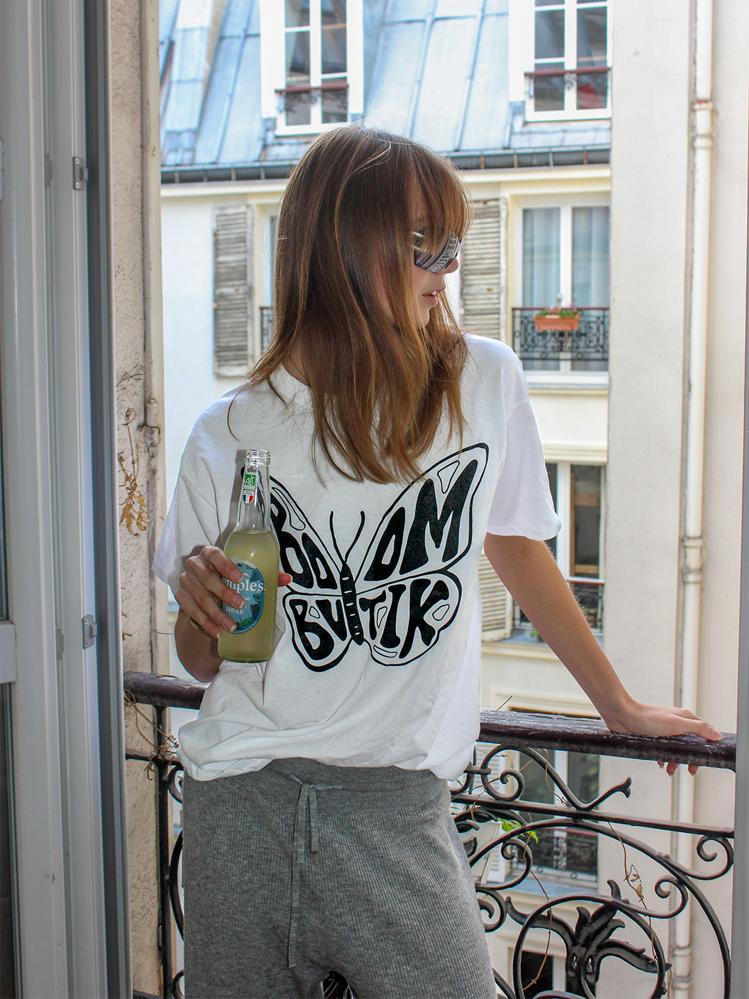 Lova is 176 cm tall and wears size M. | white with black logo