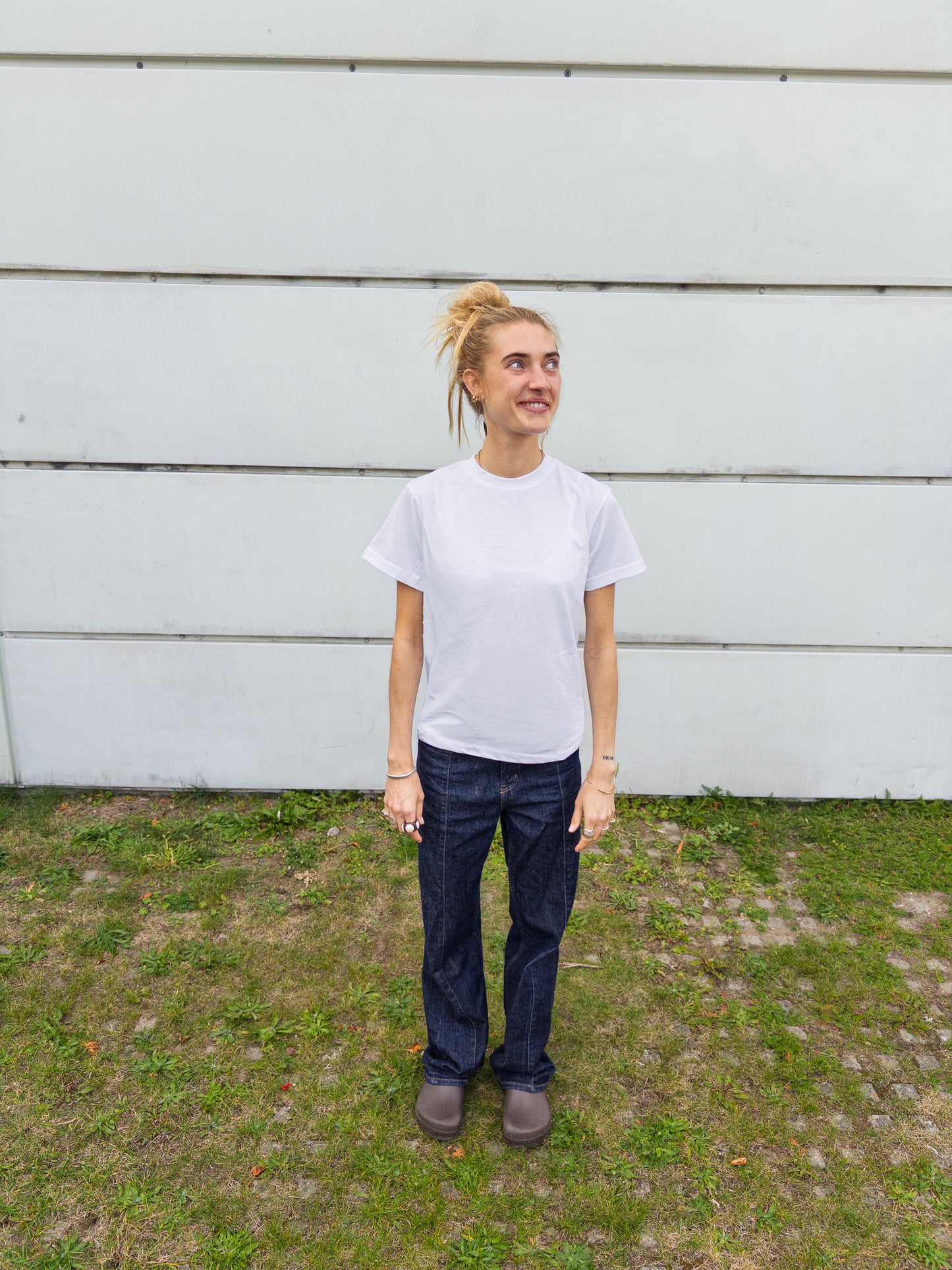 Alma is 174 cm tall and wears size M. | white