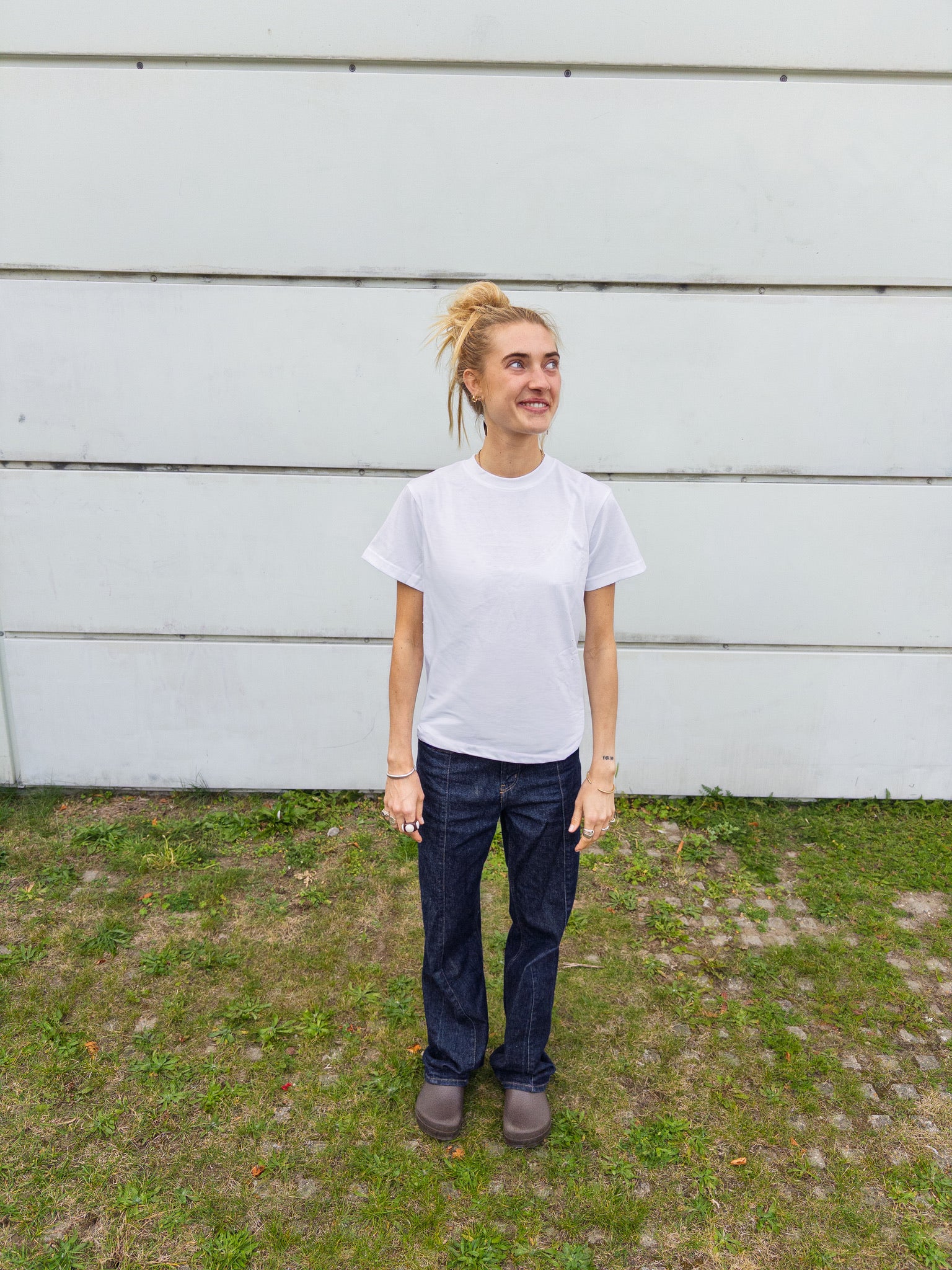 Alma is 174 cm tall and wears size M. | white