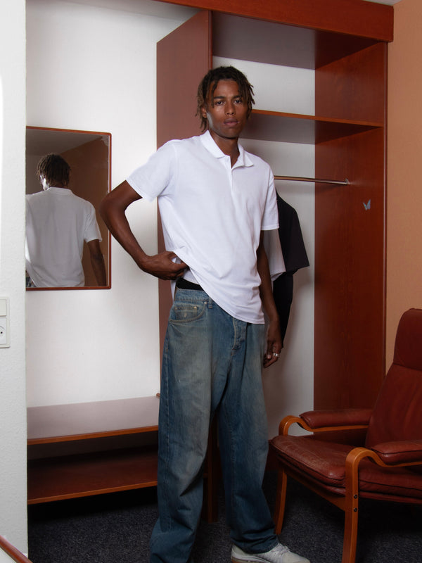 Youssouf is 189 cm tall and wears size L. | white