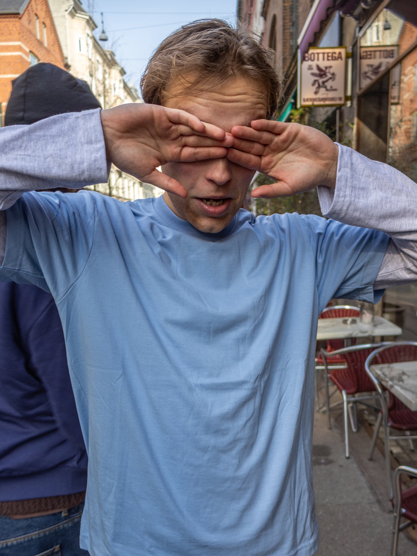 Eliot is 184 cm tall and wears size L. | light blue