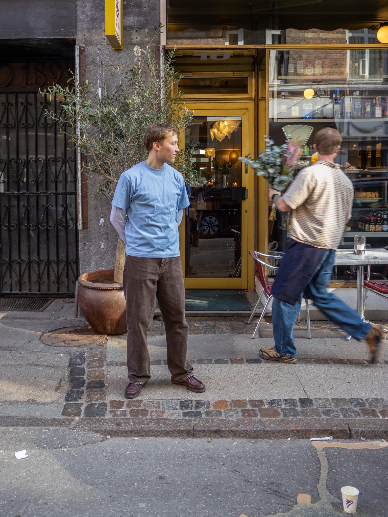 Eliot is 184 cm tall and wears size L. | light blue