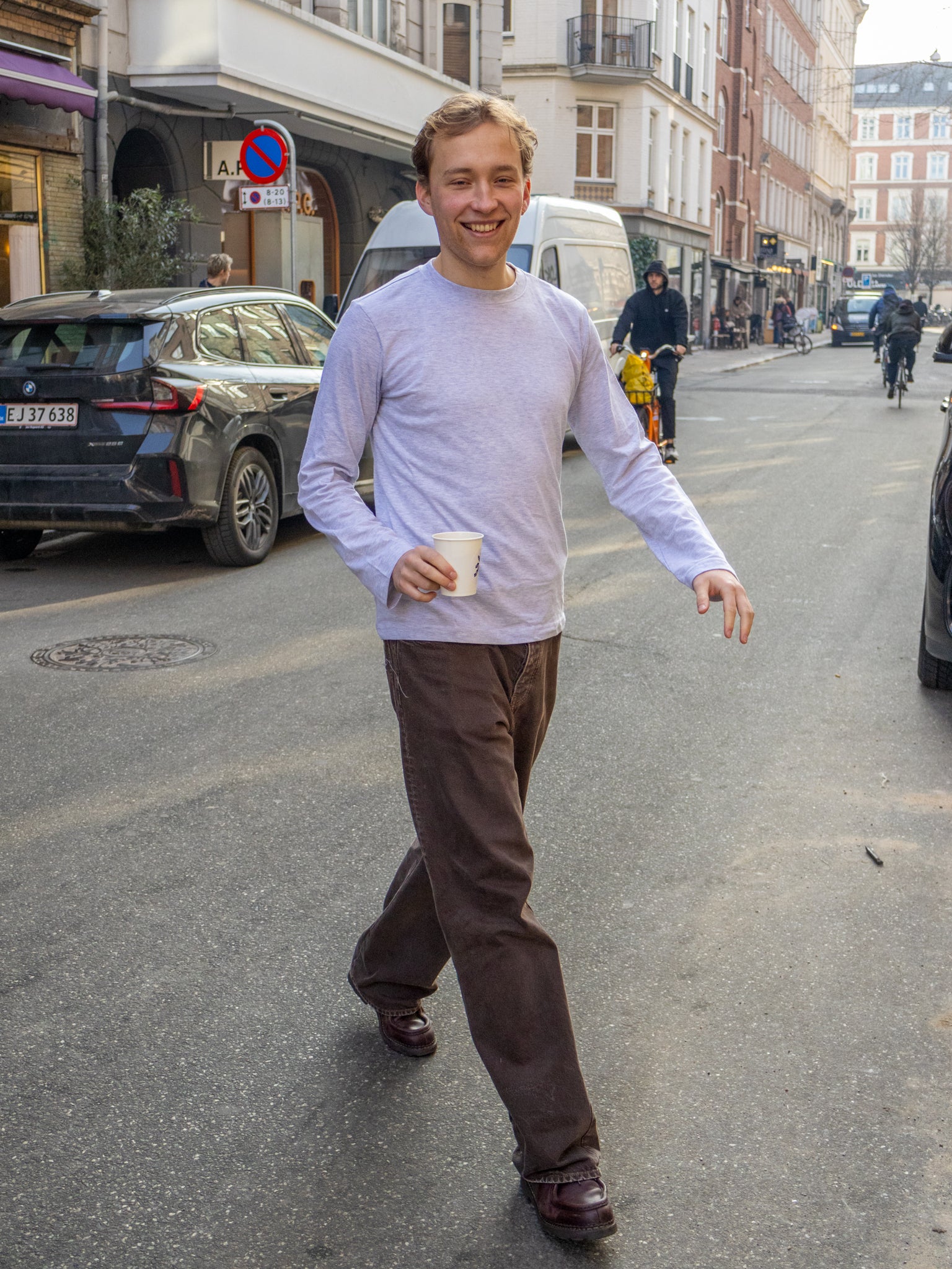 Eliot is 184 cm tall and wears size L. | grey