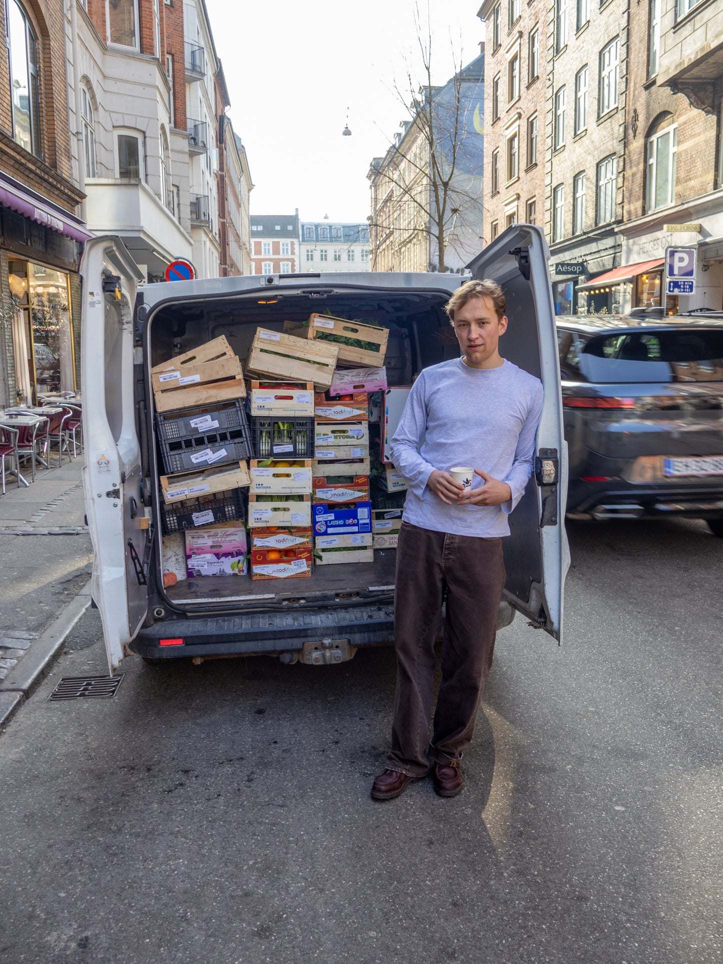 Eliot is 184 cm tall and wears size L. | grey