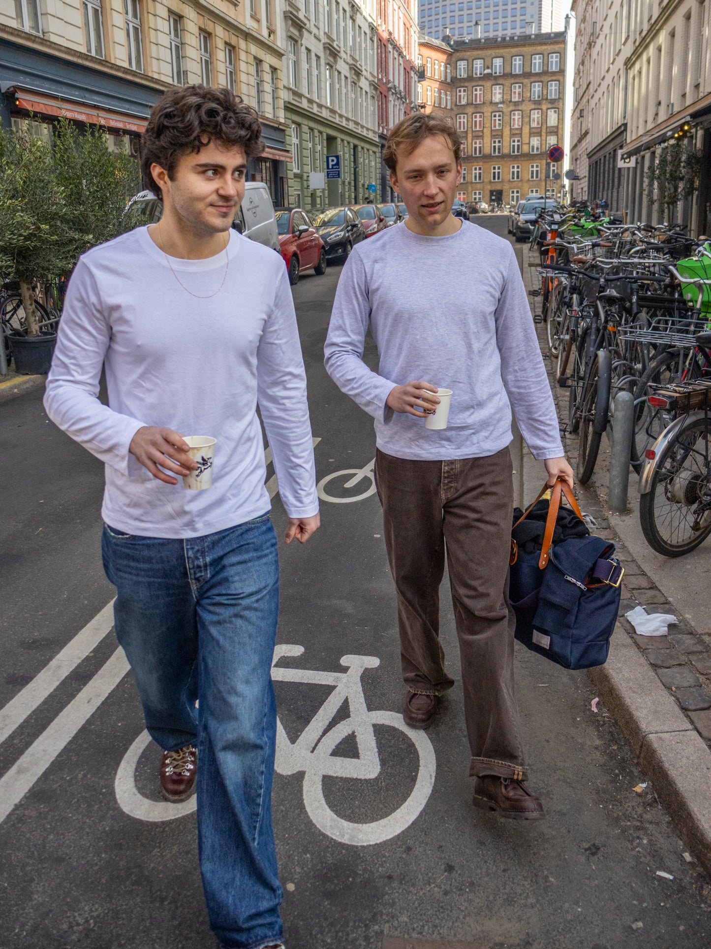 Boris is 183 cm tall and wears size L. | white