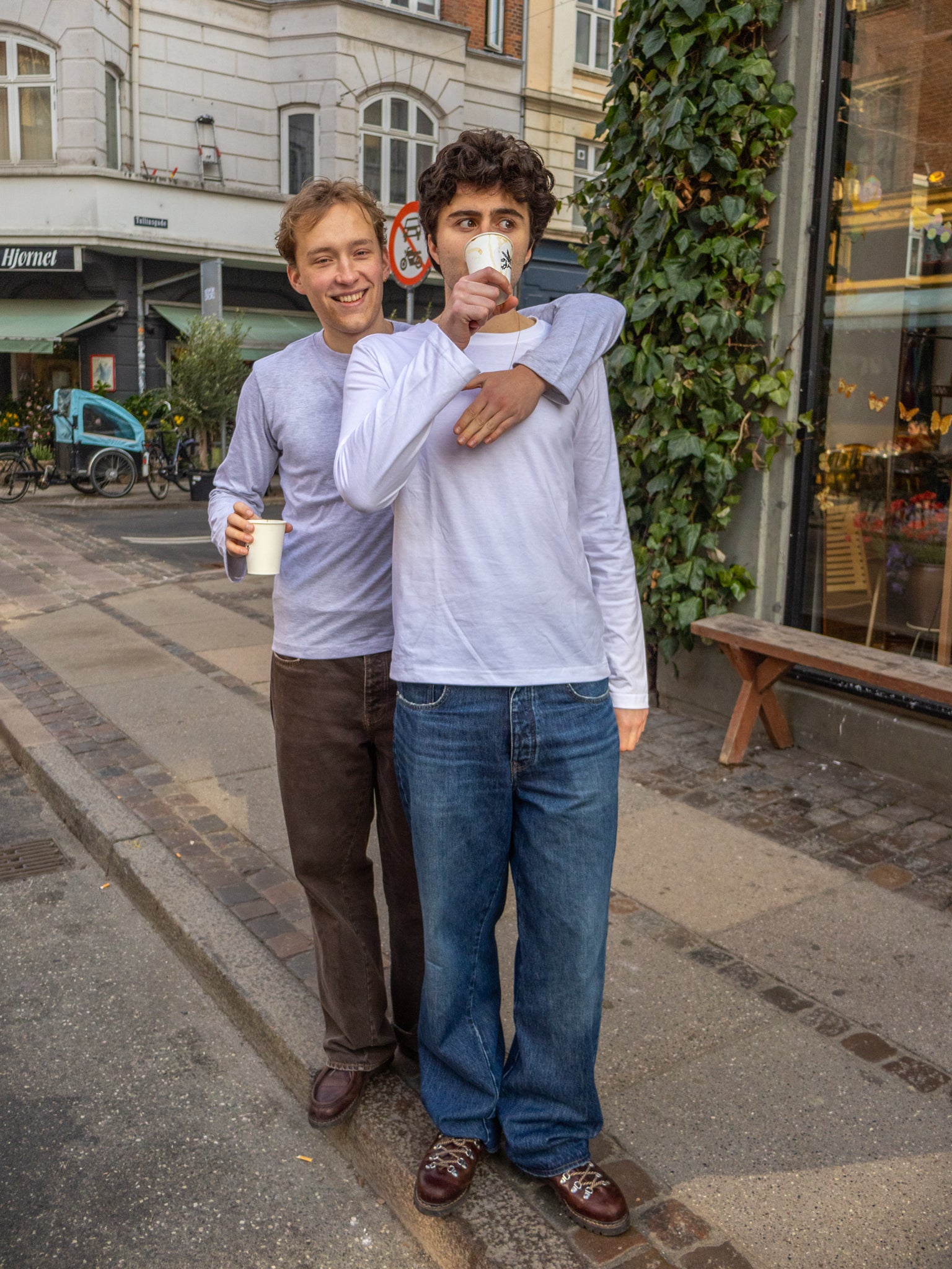 Boris is 183 cm tall and wears size L. | white