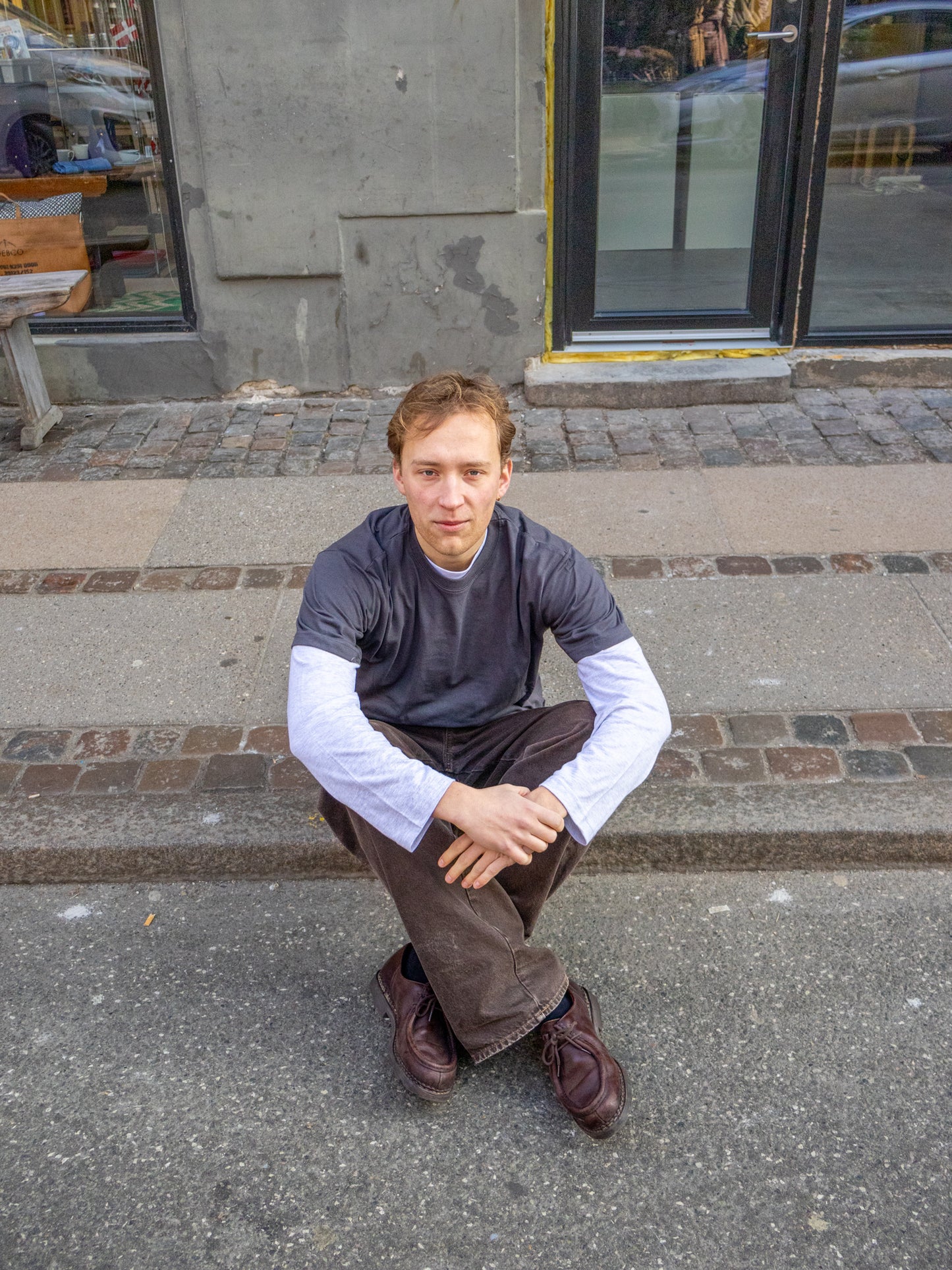 Eliot is 184 cm tall and wears size L. | dark grey