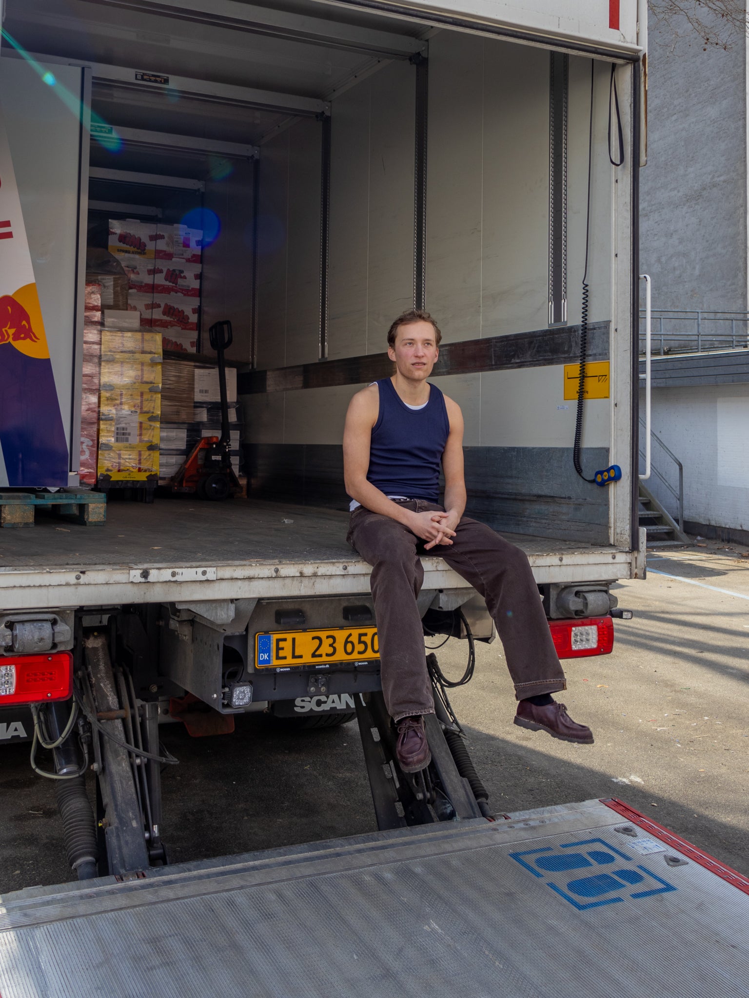 Eliot is 184 cm tall and wears size L. | dark blue