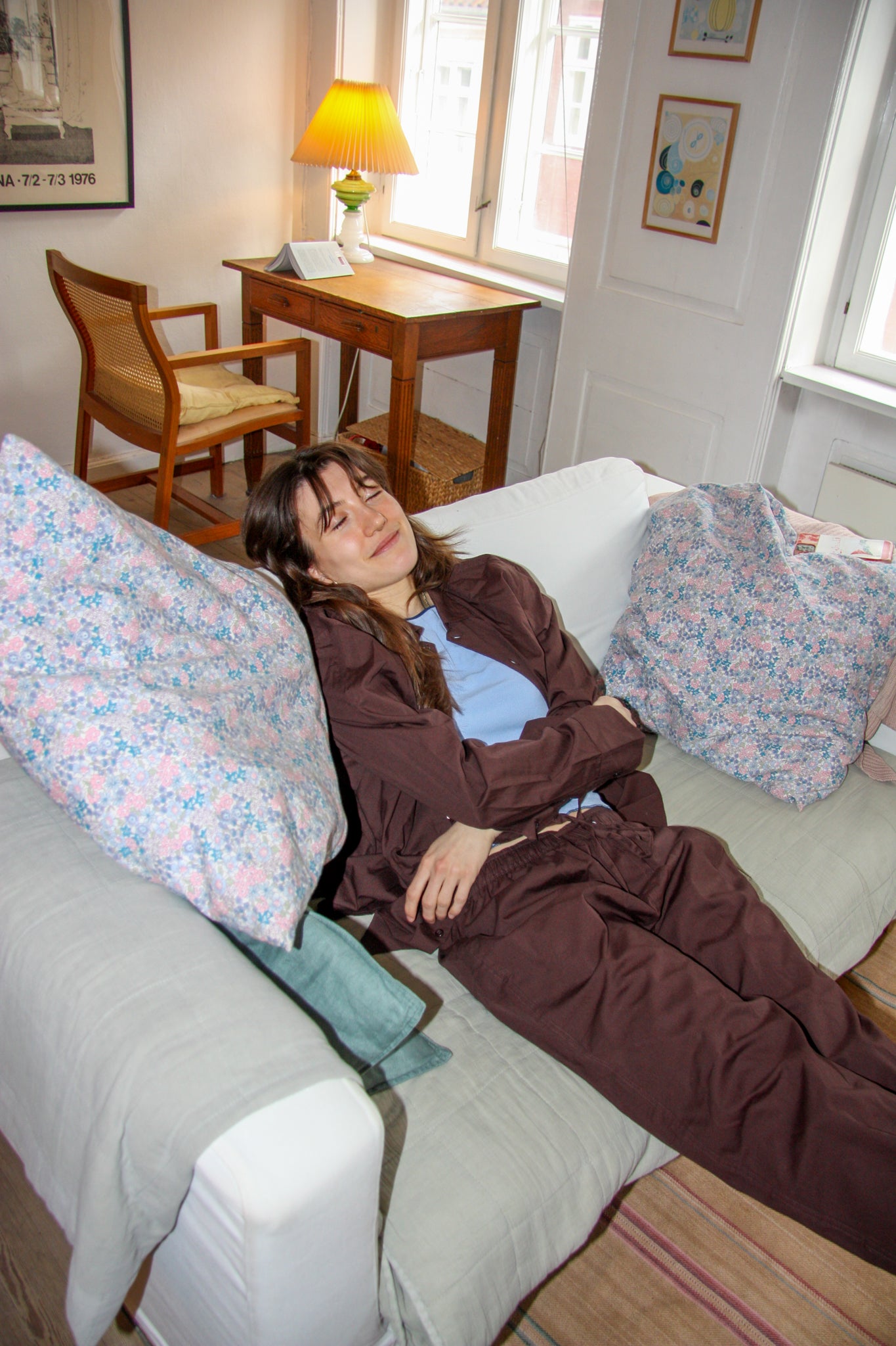 Carla is 168 cm tall and wears size M. | dark brown