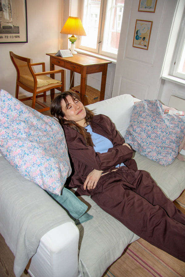 Carla is 168 cm tall and wears size M. | dark brown