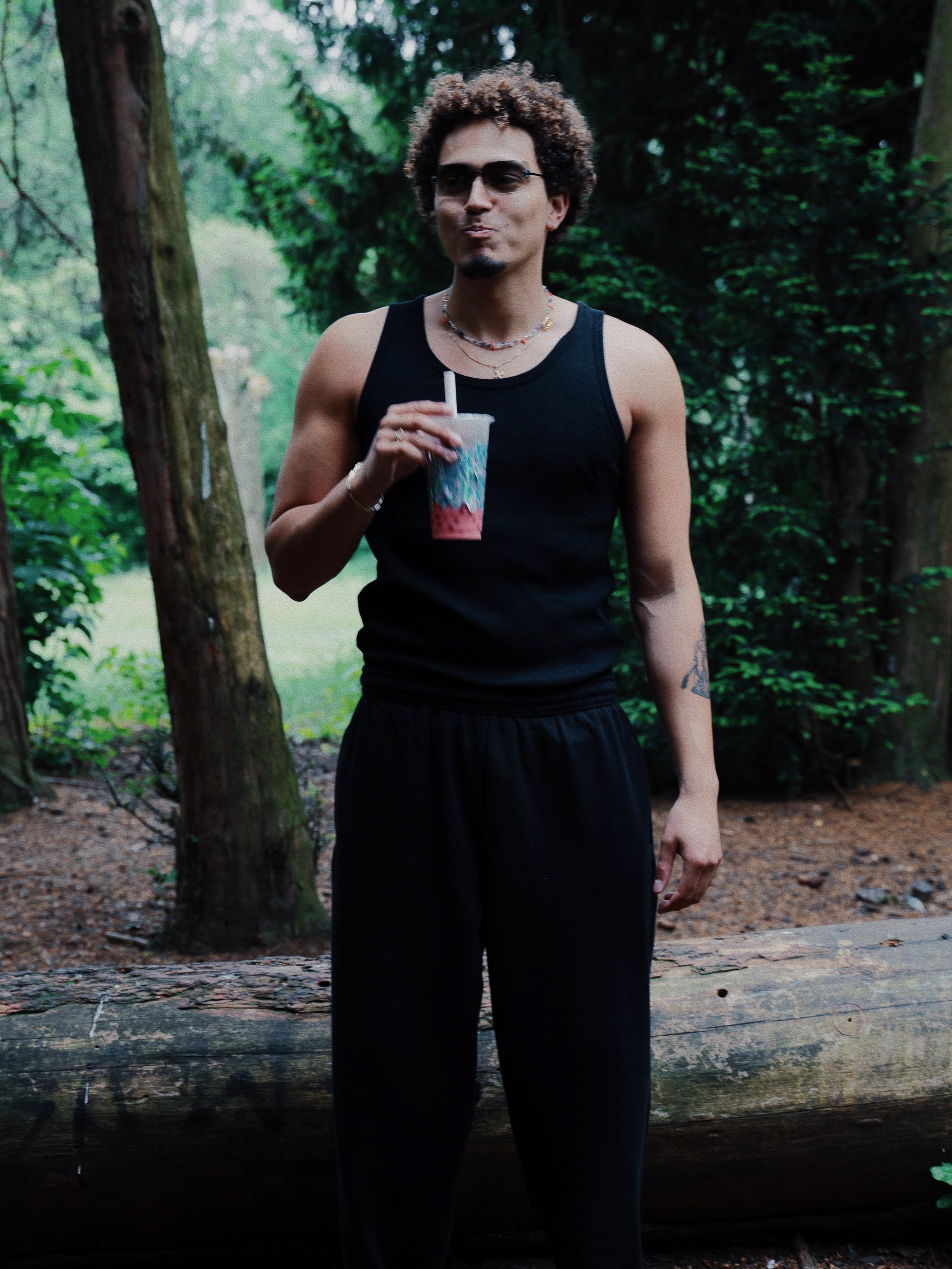 Oskar is 185 cm tall and wears size L. | black