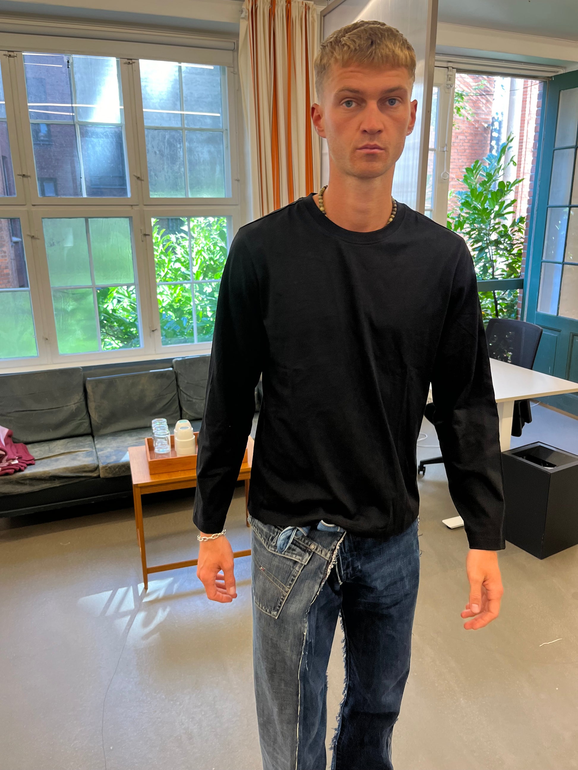 Viggo is 195 cm tall and wears size L.