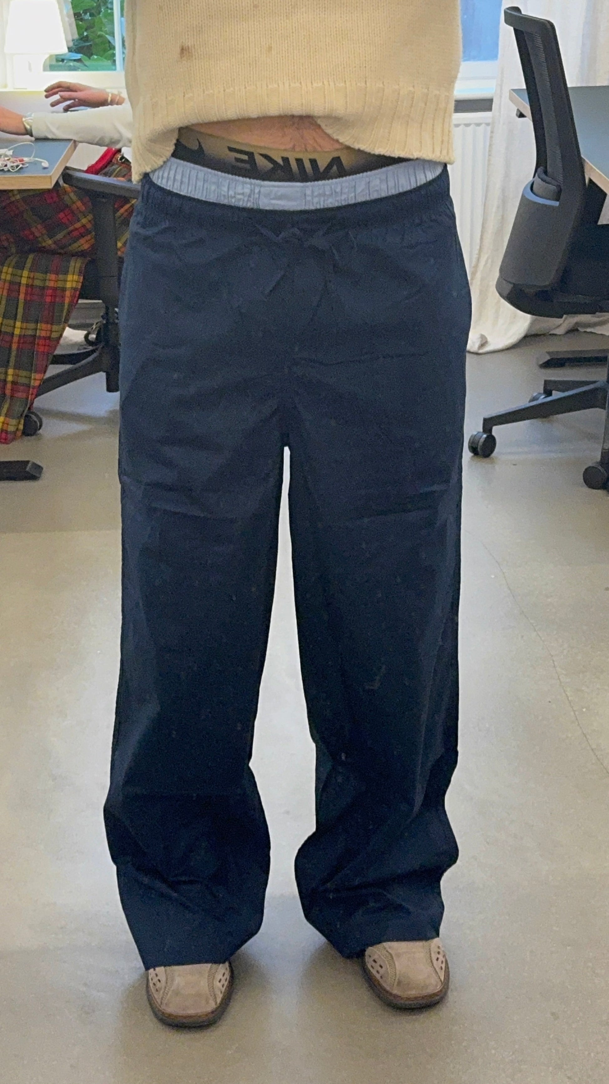 Viggo is 195 cm tall and wears size M-L. 