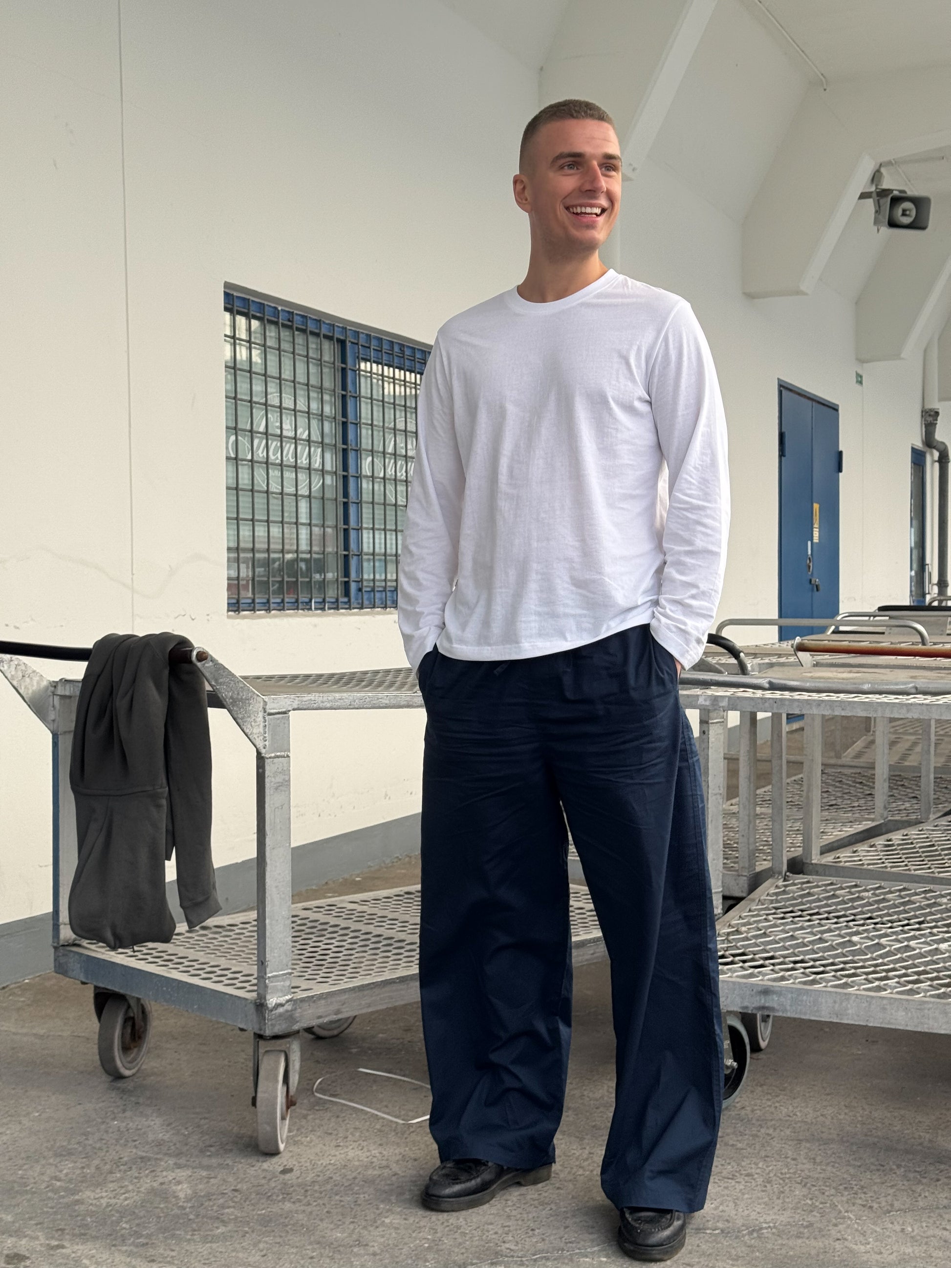 Victor is 195 cm tall and wears size XL.