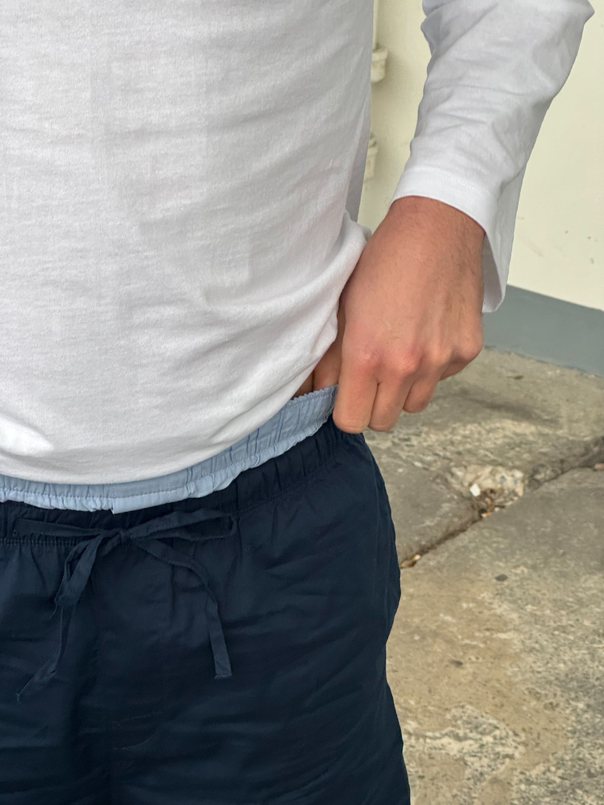 Victor is 195 cm tall and wears size XL.