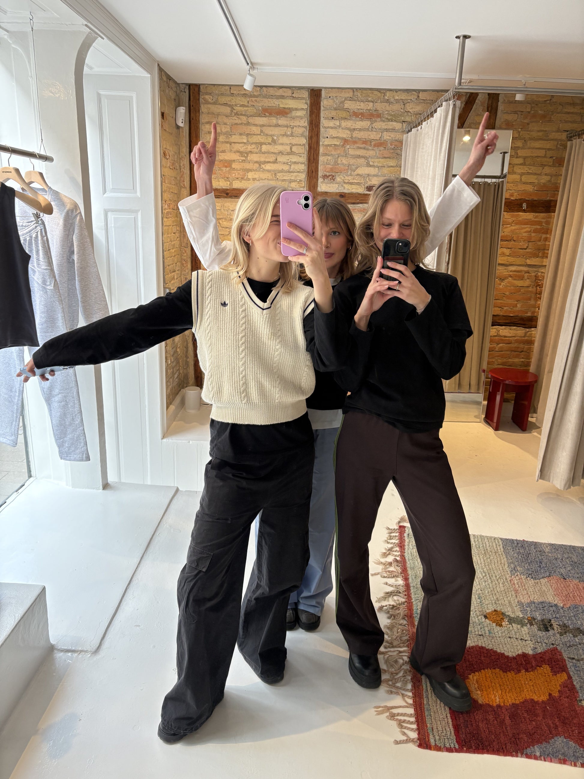 Sofie (l.h.) is 172 cm tall and wears size S. | black