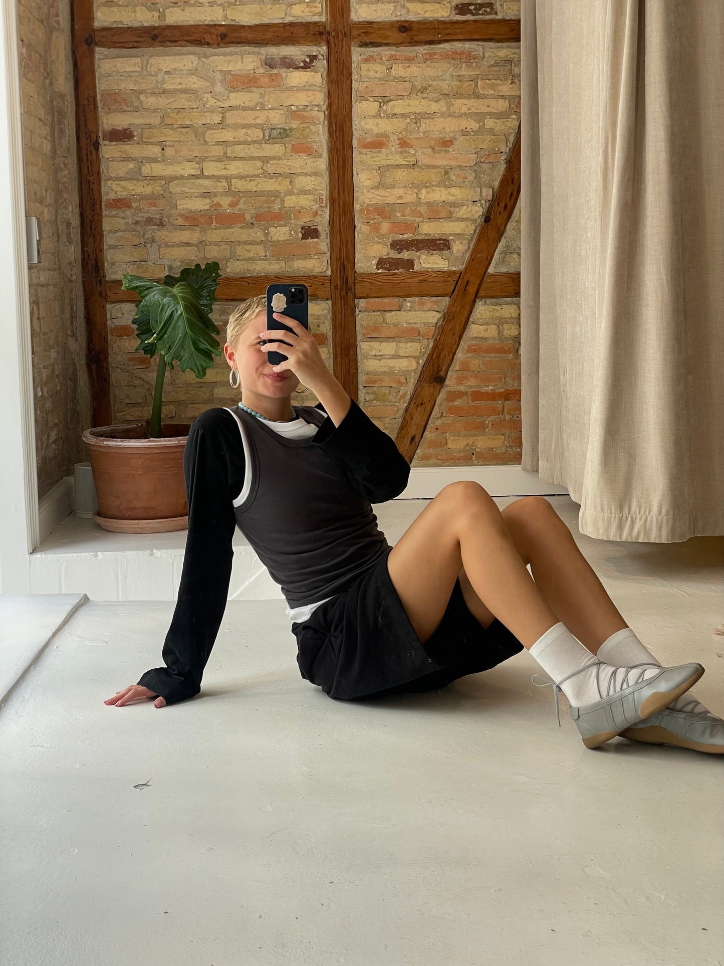 Karoline is 165 cm tall and wears size S. | black