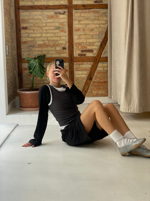 Karoline is 165 cm tall and wears size S. | dark grey