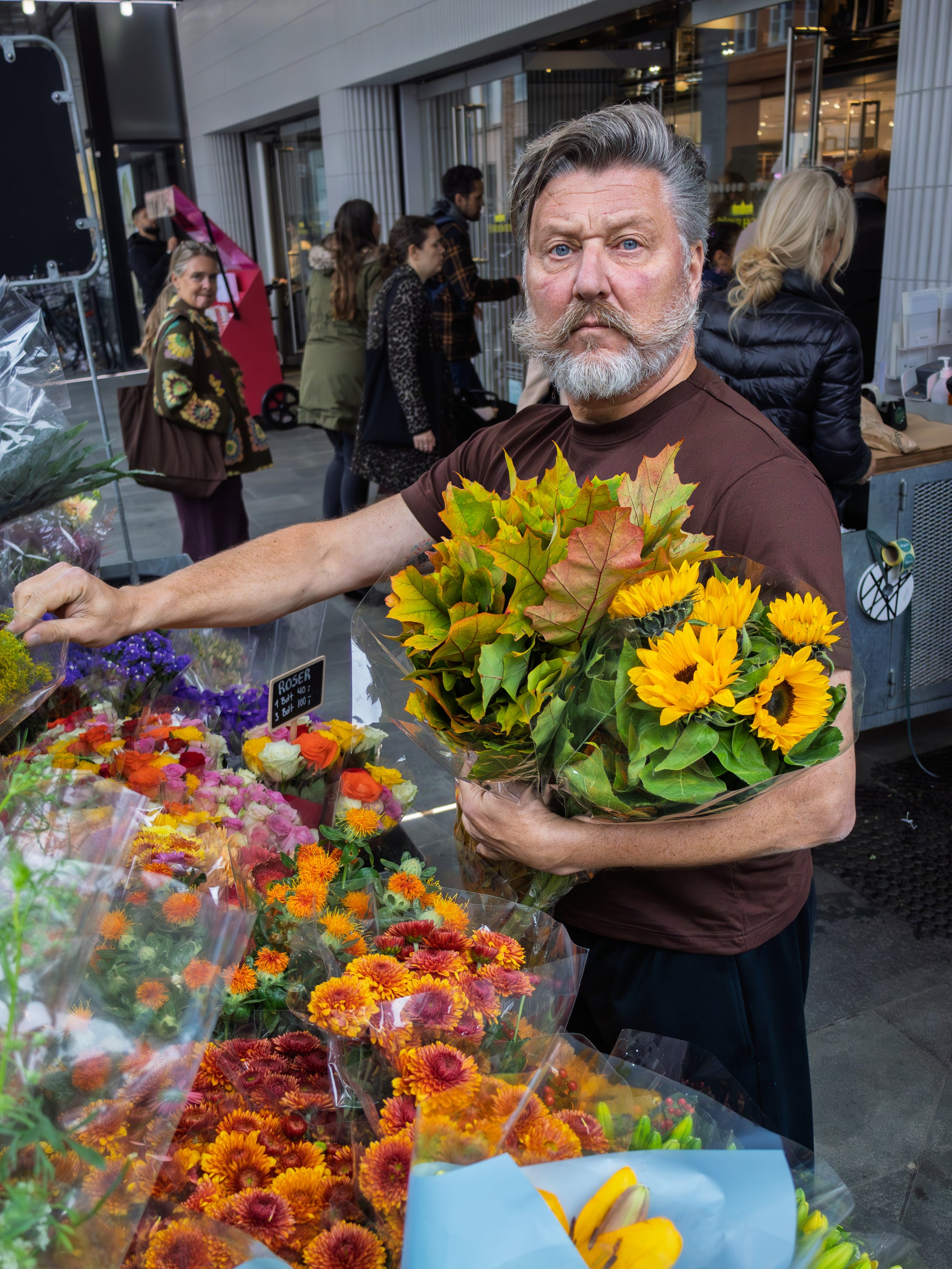 Lars is 174 cm tall and wears size L. | dark brown