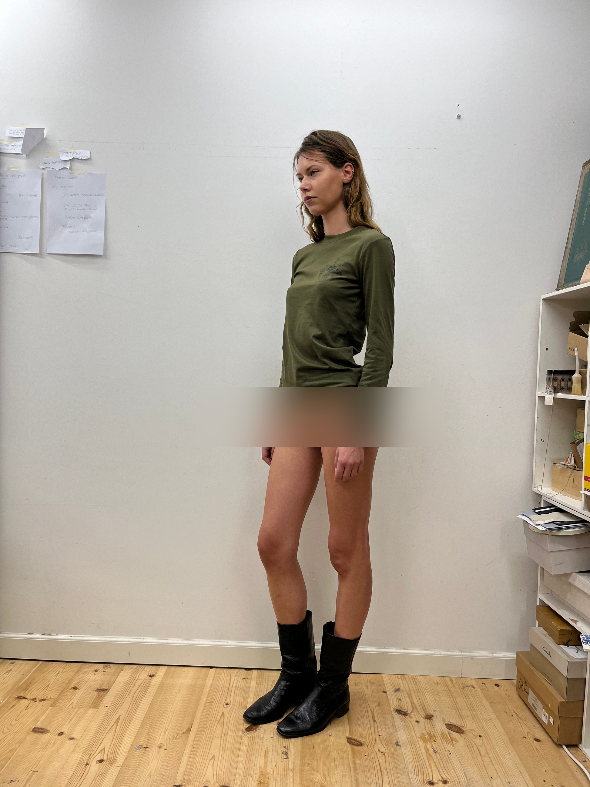 Hanna (183 cm) is wearing size XS.