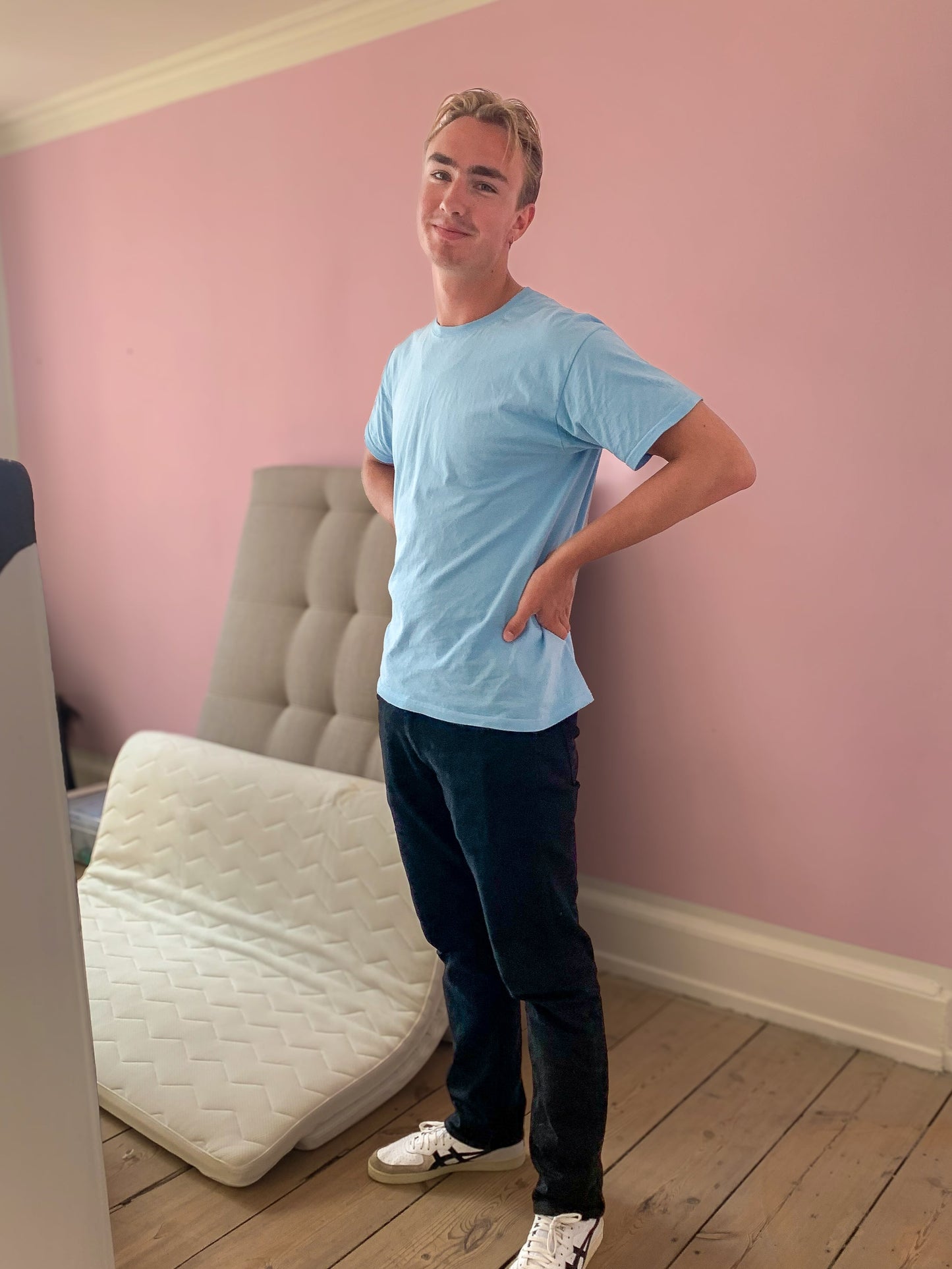 Felix is 195 cm tall and wears size XL. | light blue