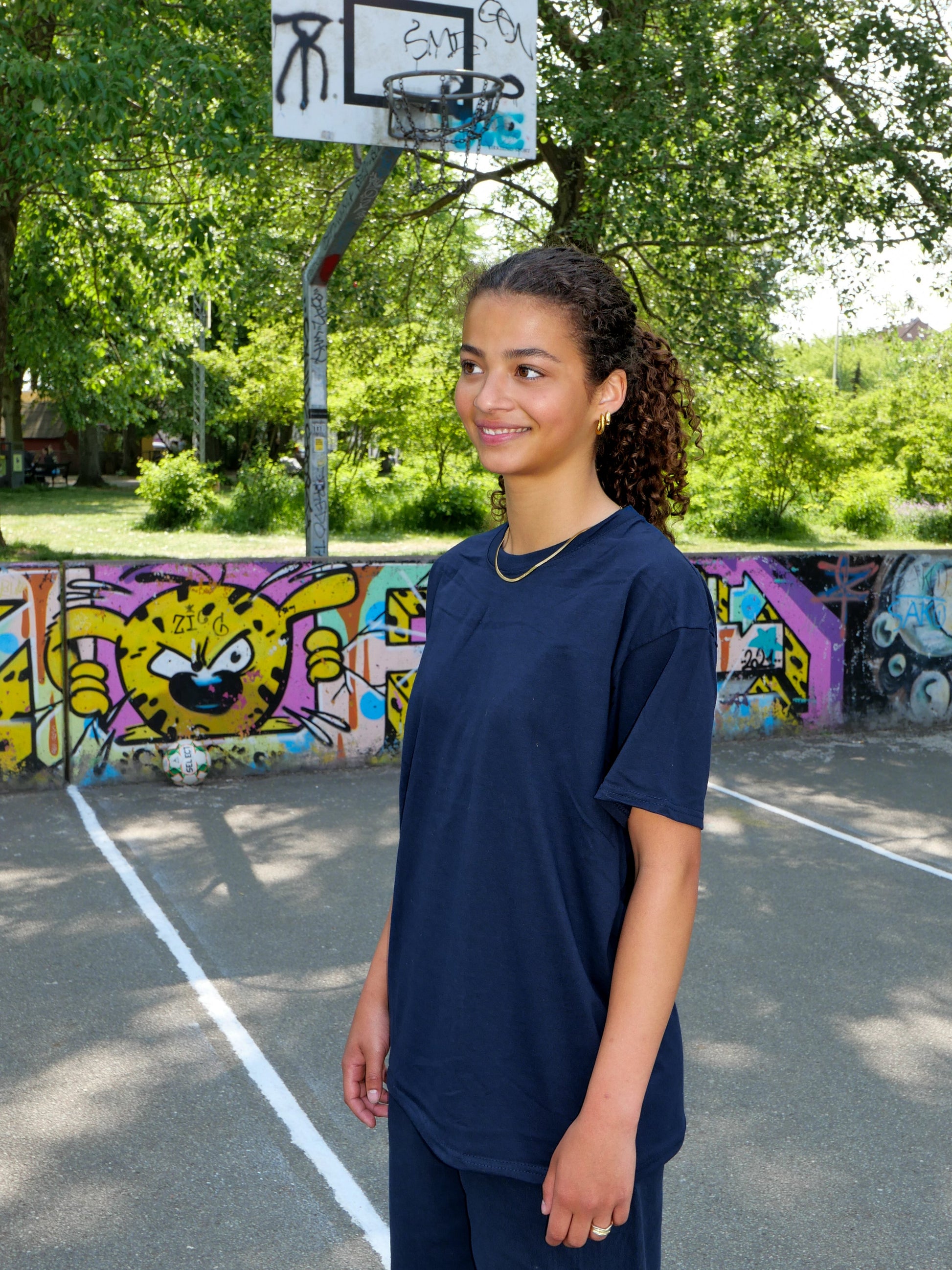 Selma is 172 cm tall and wears size M. | navy