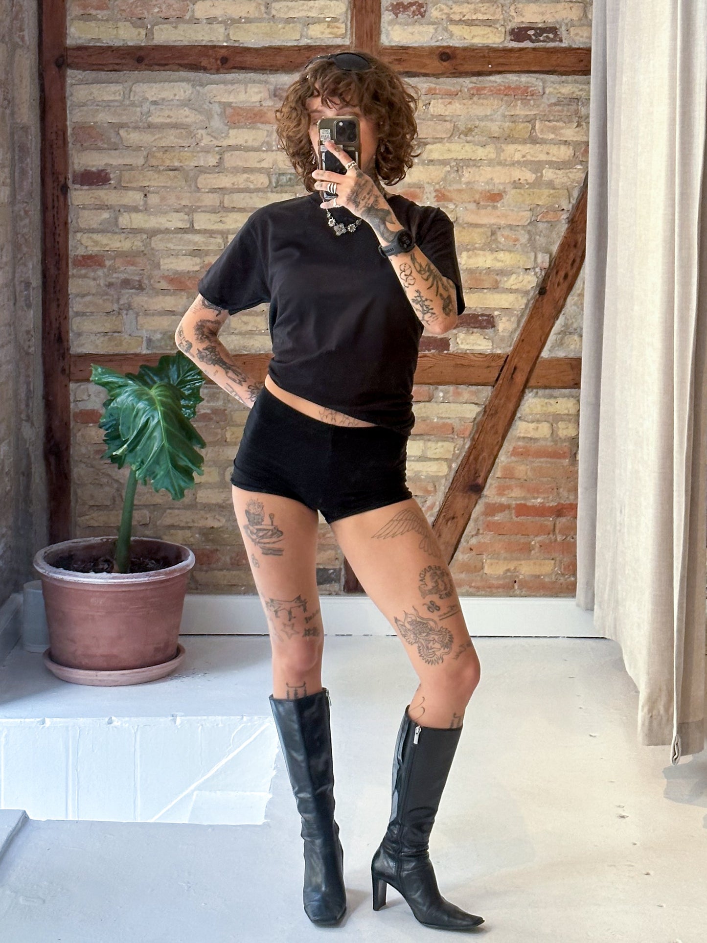 Astrid is 165 cm tall and wears size S. | black