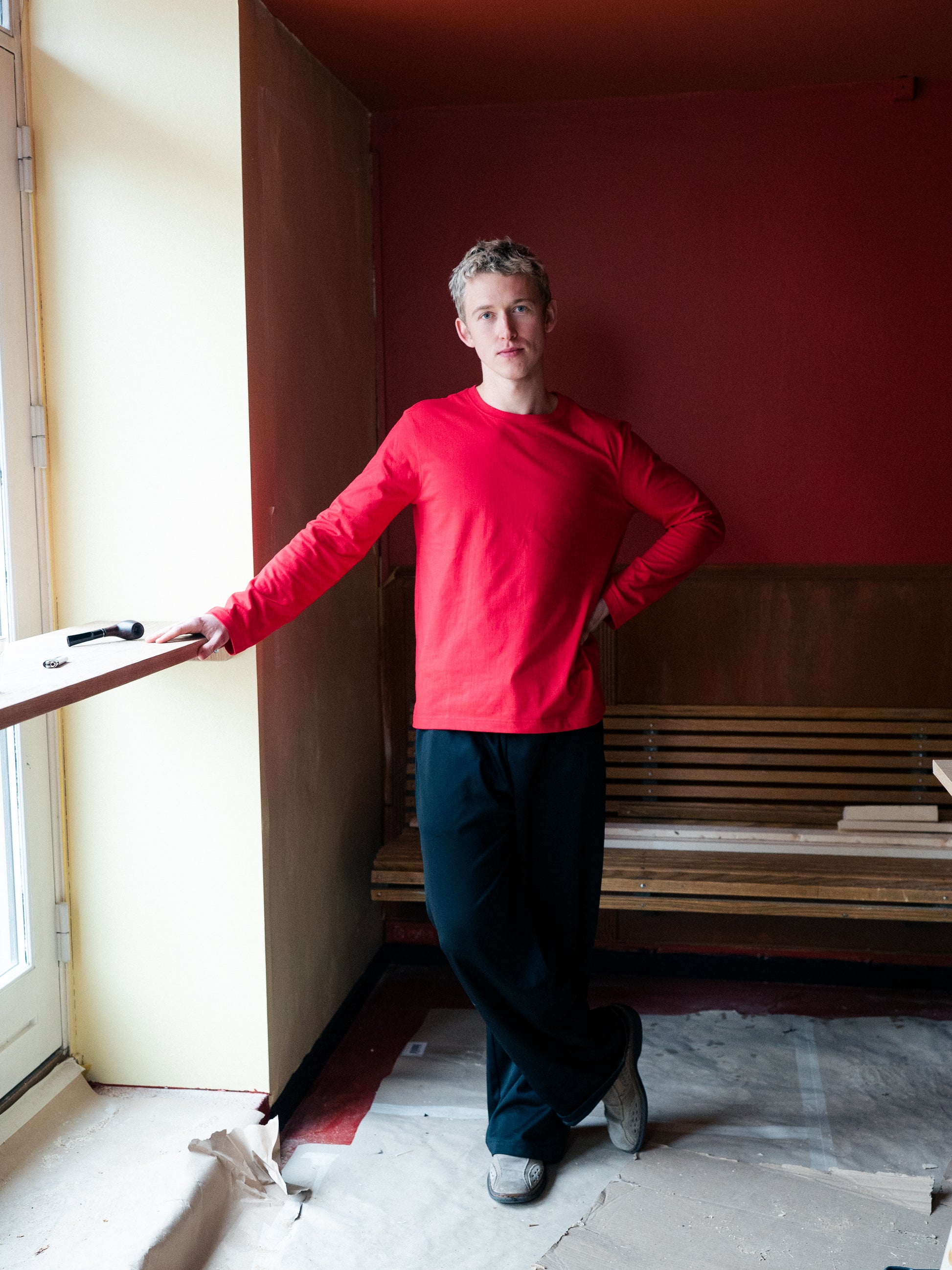 Peter is 188 cm tall and wears size XL. | red