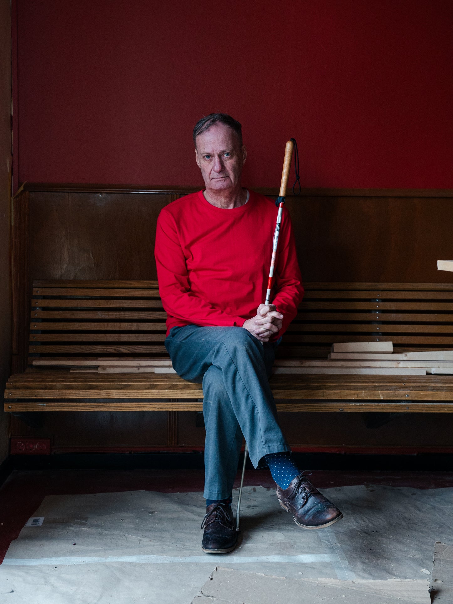 Knud is 183 cm tall and wears size L. | red