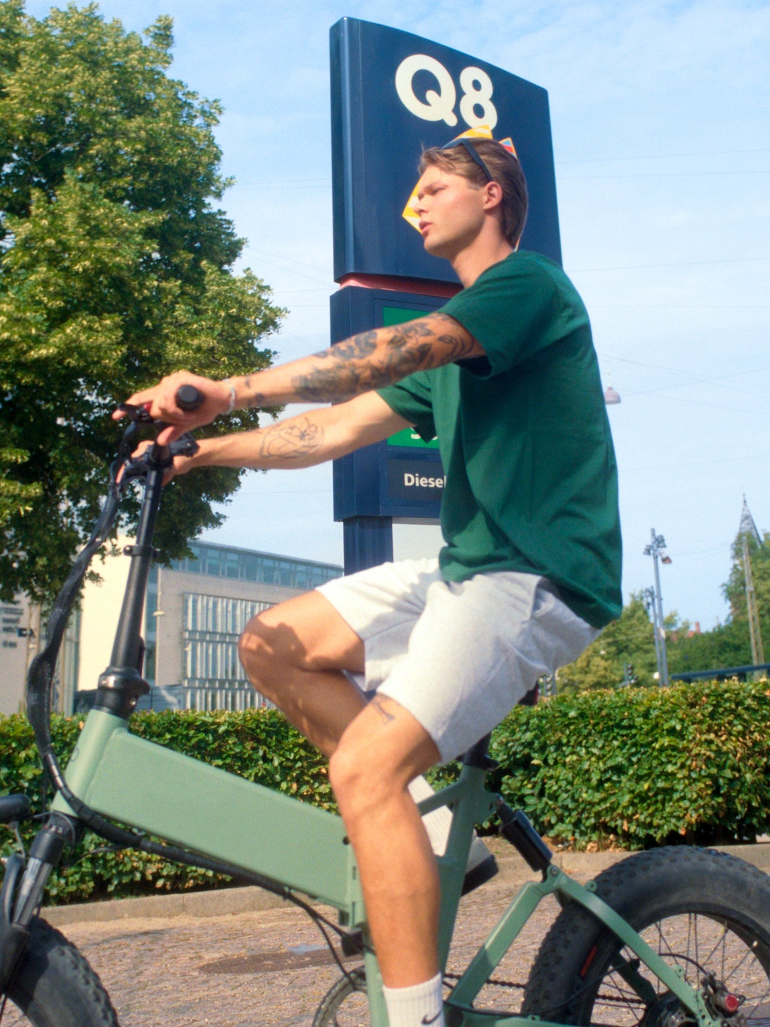Svend is 184 cm tall and wears size L. | grey