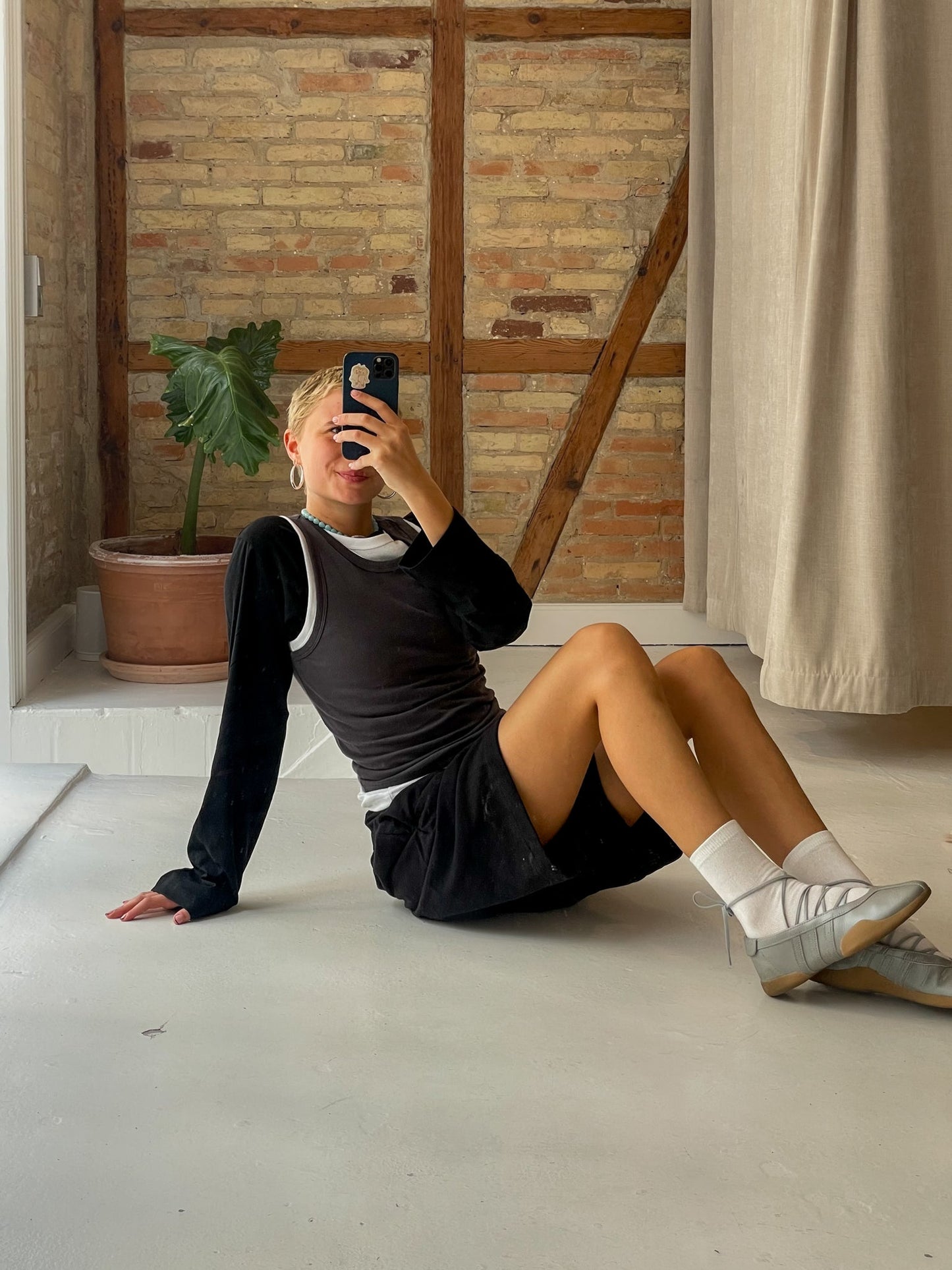 Karoline is 168 cm tall and wears size M. | black