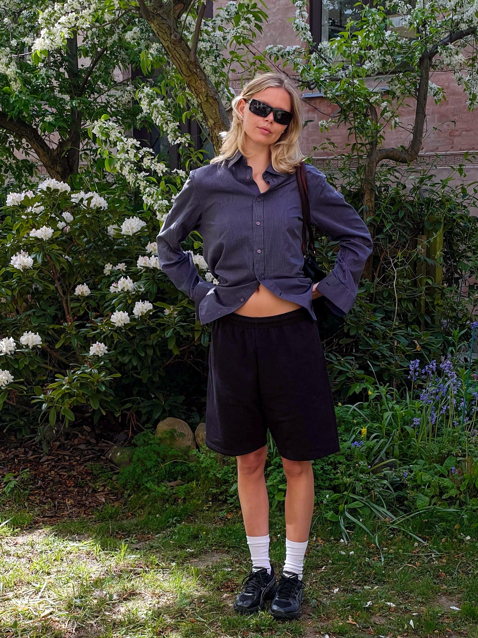 Clara is 179 cm tall and wears size L. | black