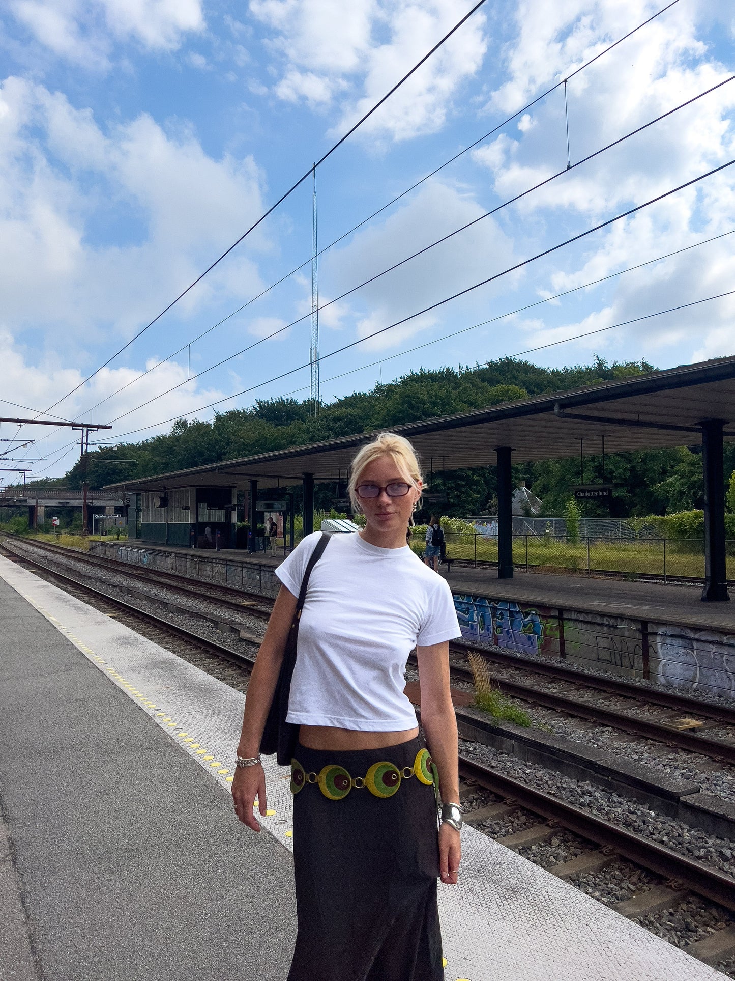 Sofia is 183 cm tall and wears size XS. | white